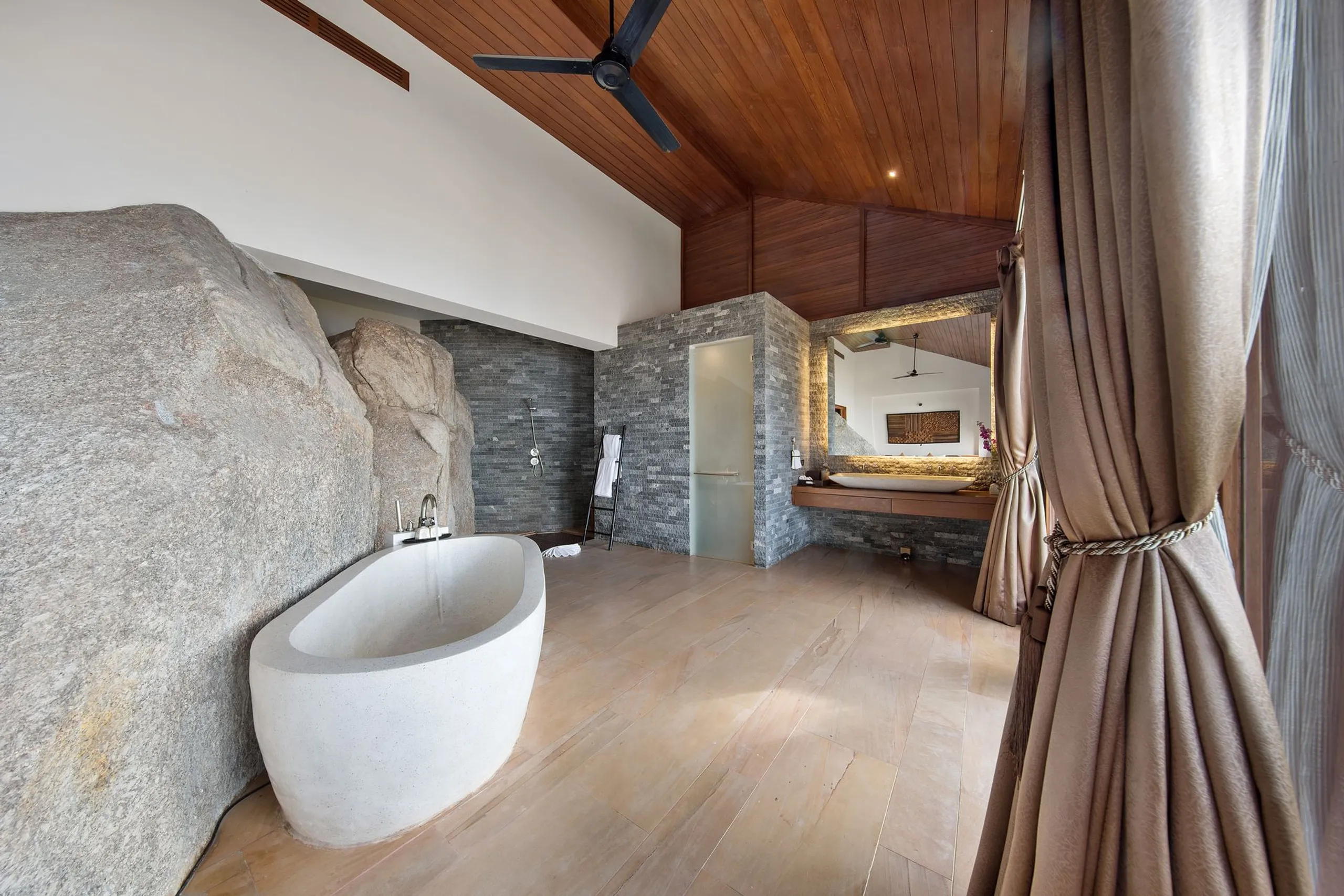 Stately Tropical Escape with Infinity Edge Swimming Pool and Stunning Sea Views — photograph 12