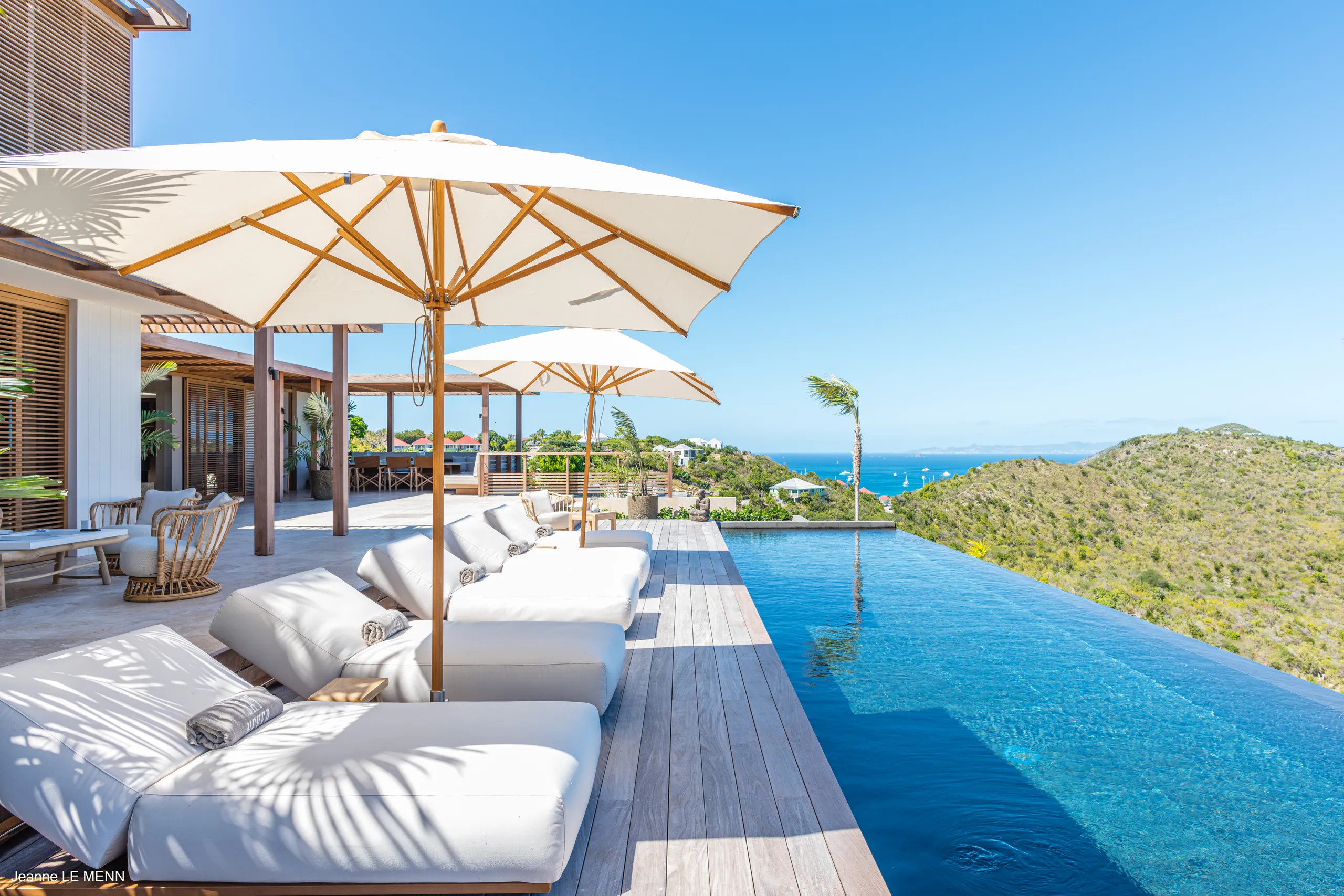 Sleek Lurin Villa with Private Infinity Pool & Bay Views — photograph 2