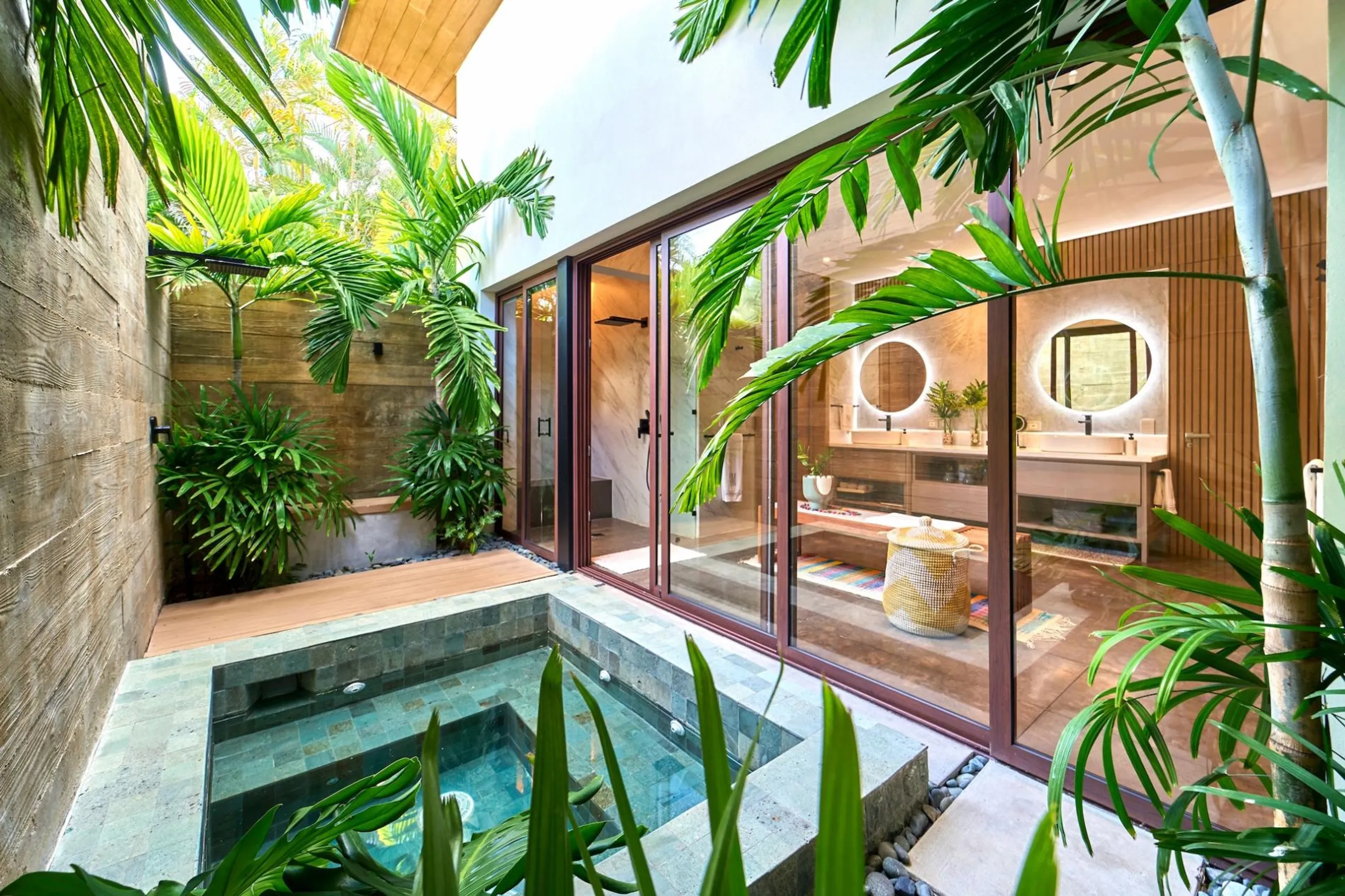 Pristine Palm West Villa with Luxury Amenities — photograph 4
