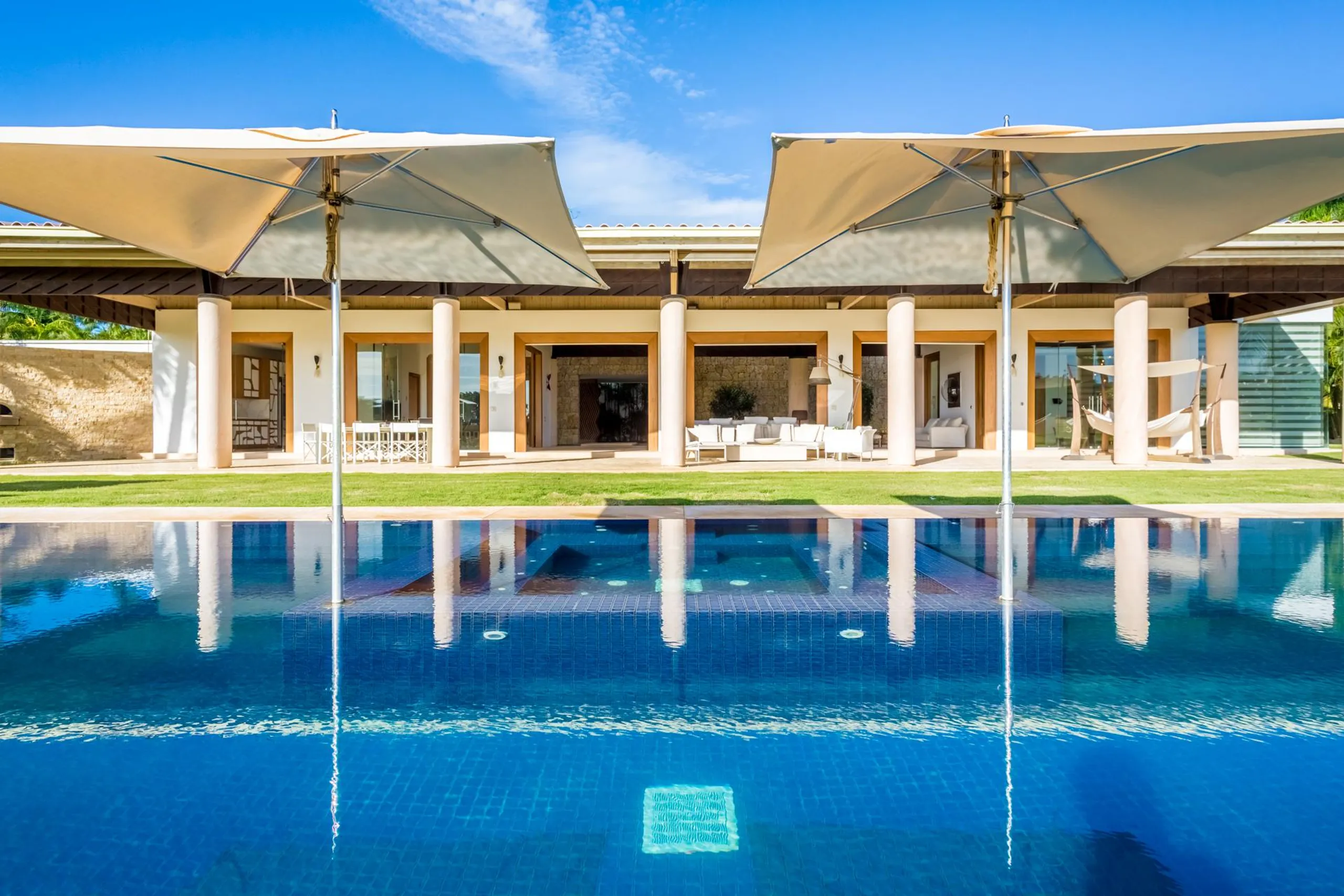 Exhilarating Contemporary Villa with 18-Meter Pool and Jacuzzi, La Romana
