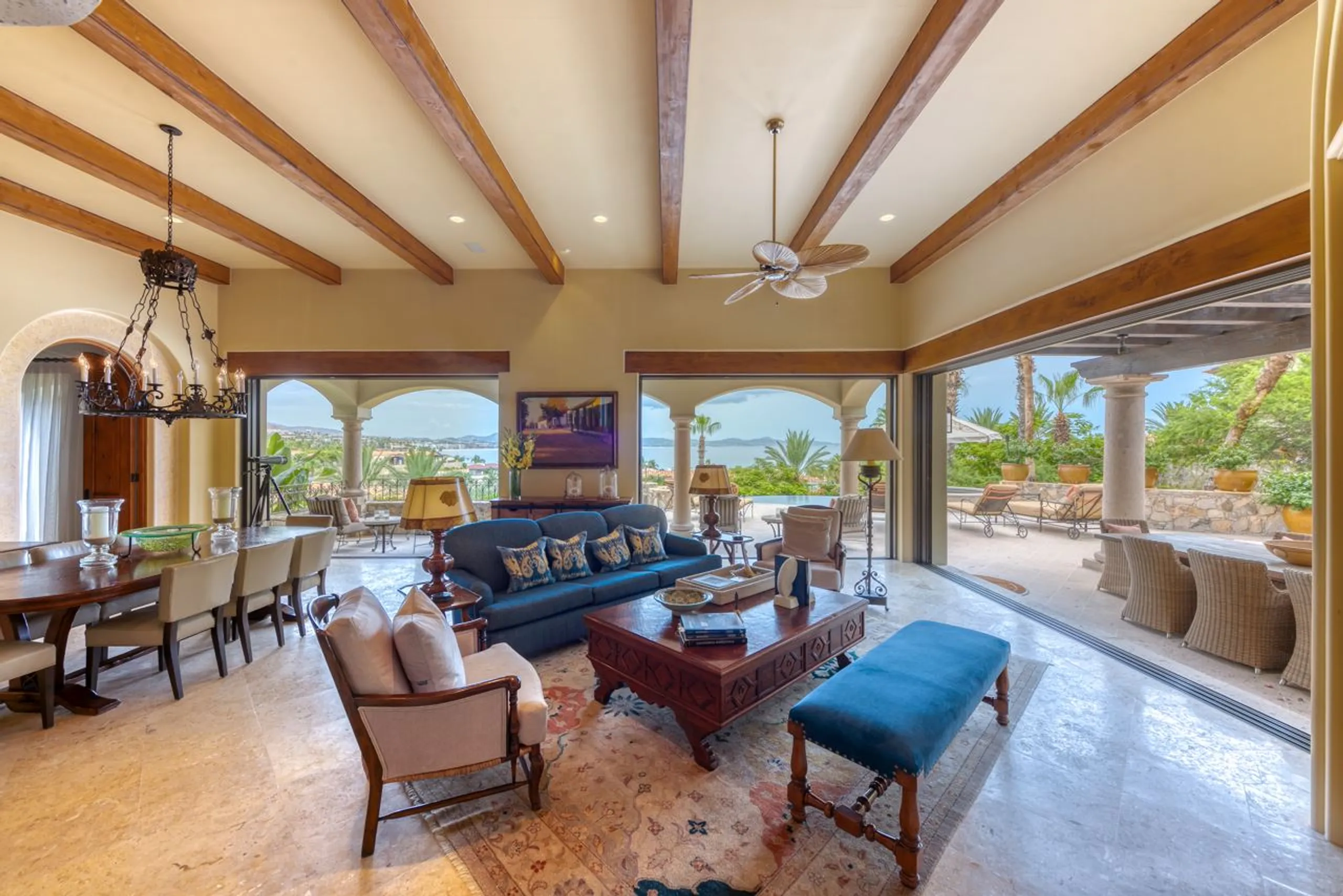 Breathtaking Oceanview Villa: Seamless Indoor-Outdoor Living with Pool, Jacuzzi & Gourmet Amenities — photograph 10