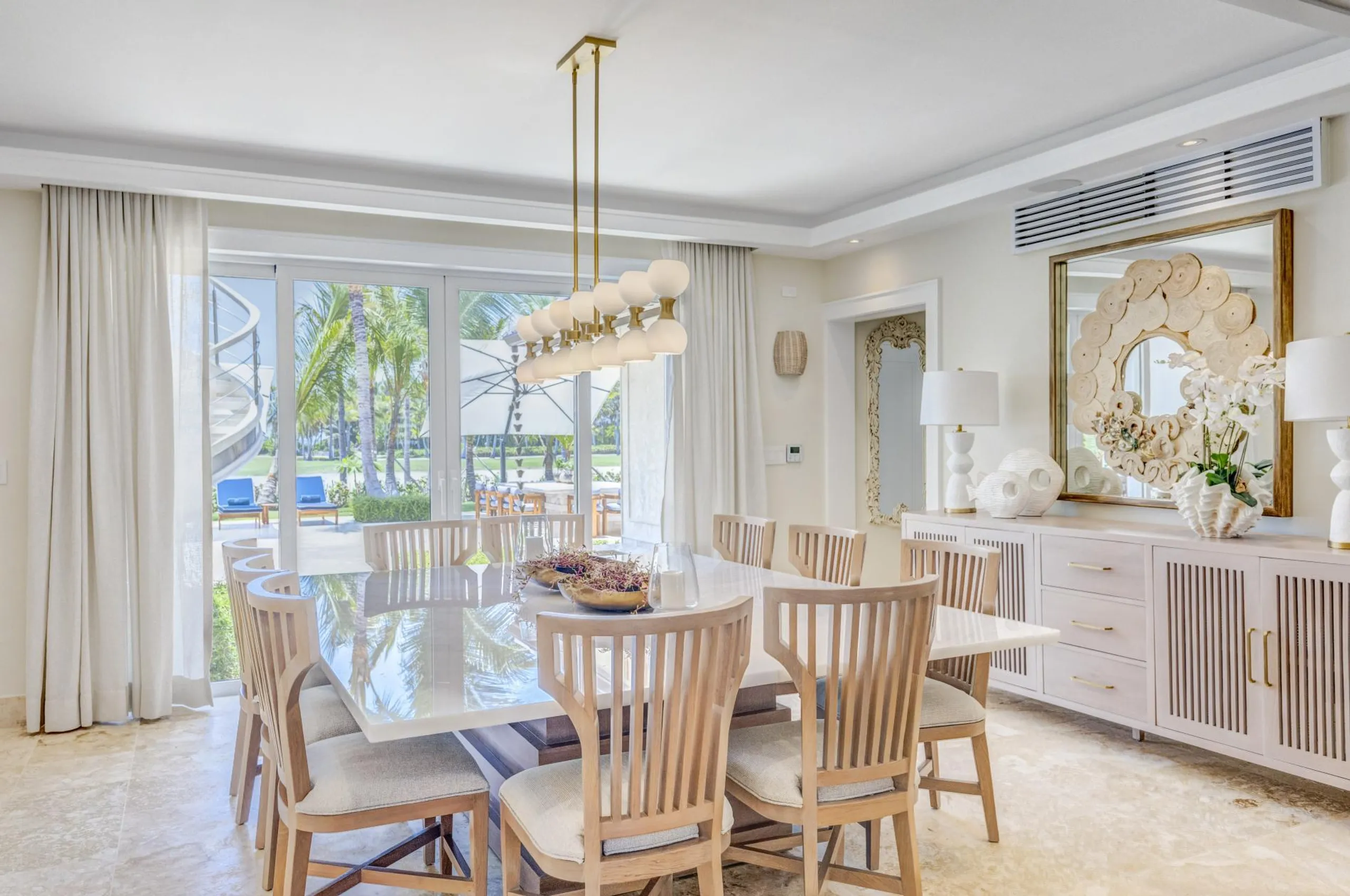 Sophisticated Oasis with Private Pool and Spacious Living Areas — photograph 12