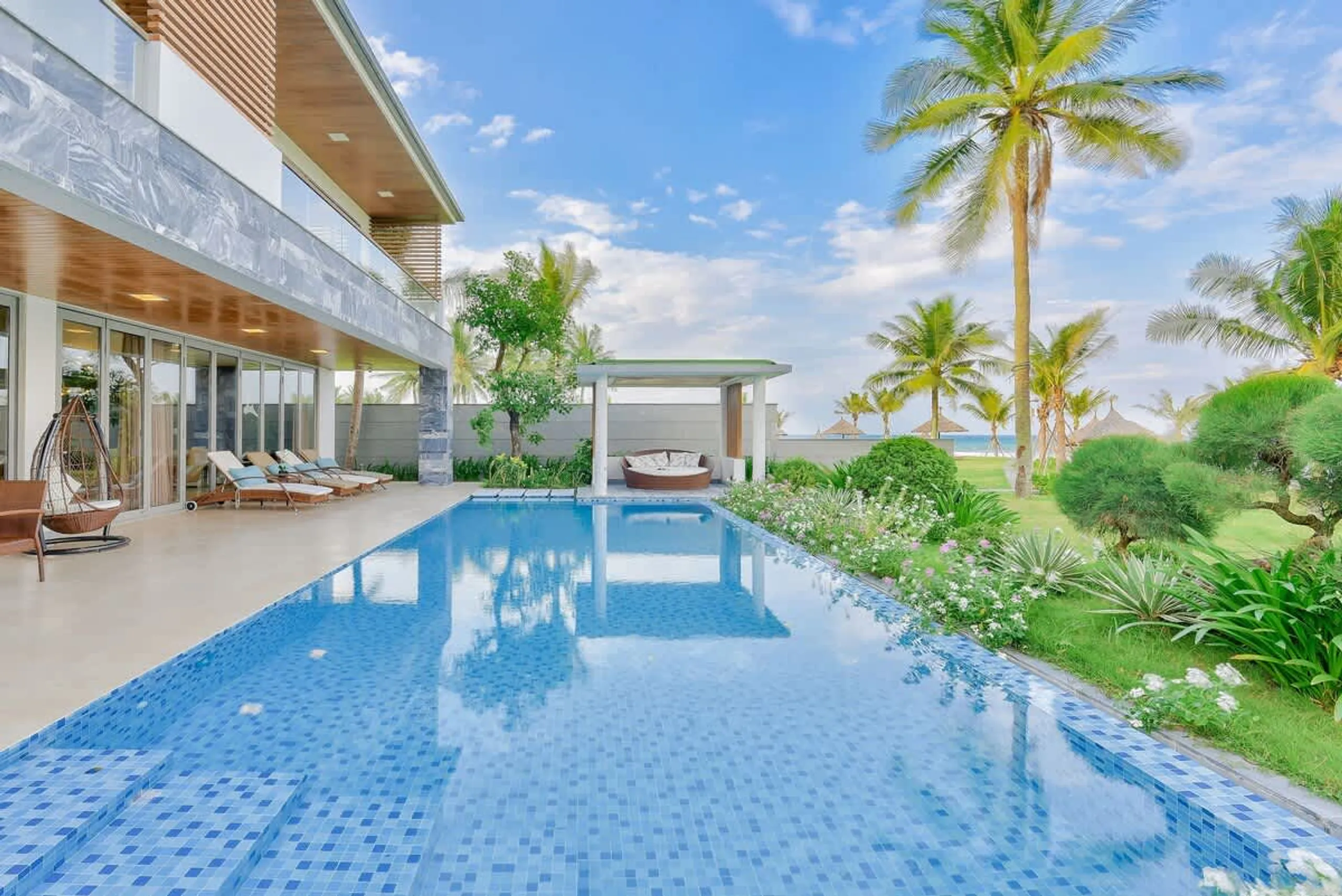 Top-of-the-line Beachfront Villa with Infinity Pool and  World-Class Golf Courses Nearby — photograph 2