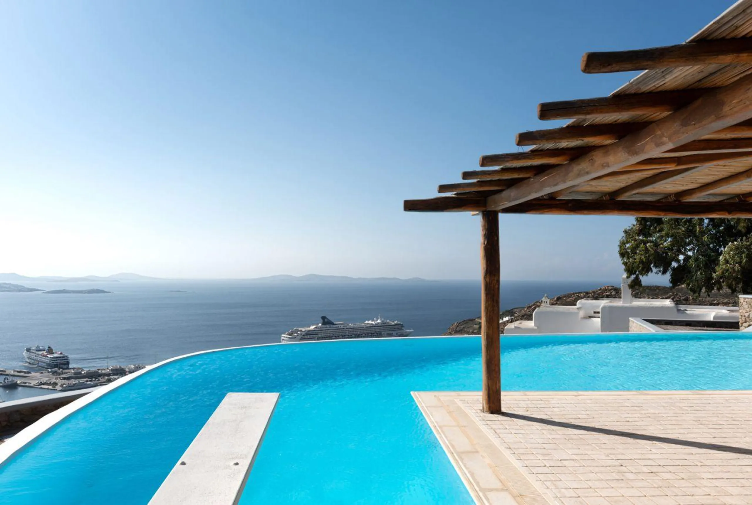 Grandiose Mykonos Villa with Gorgeous Pool and Sea Views — photograph 3