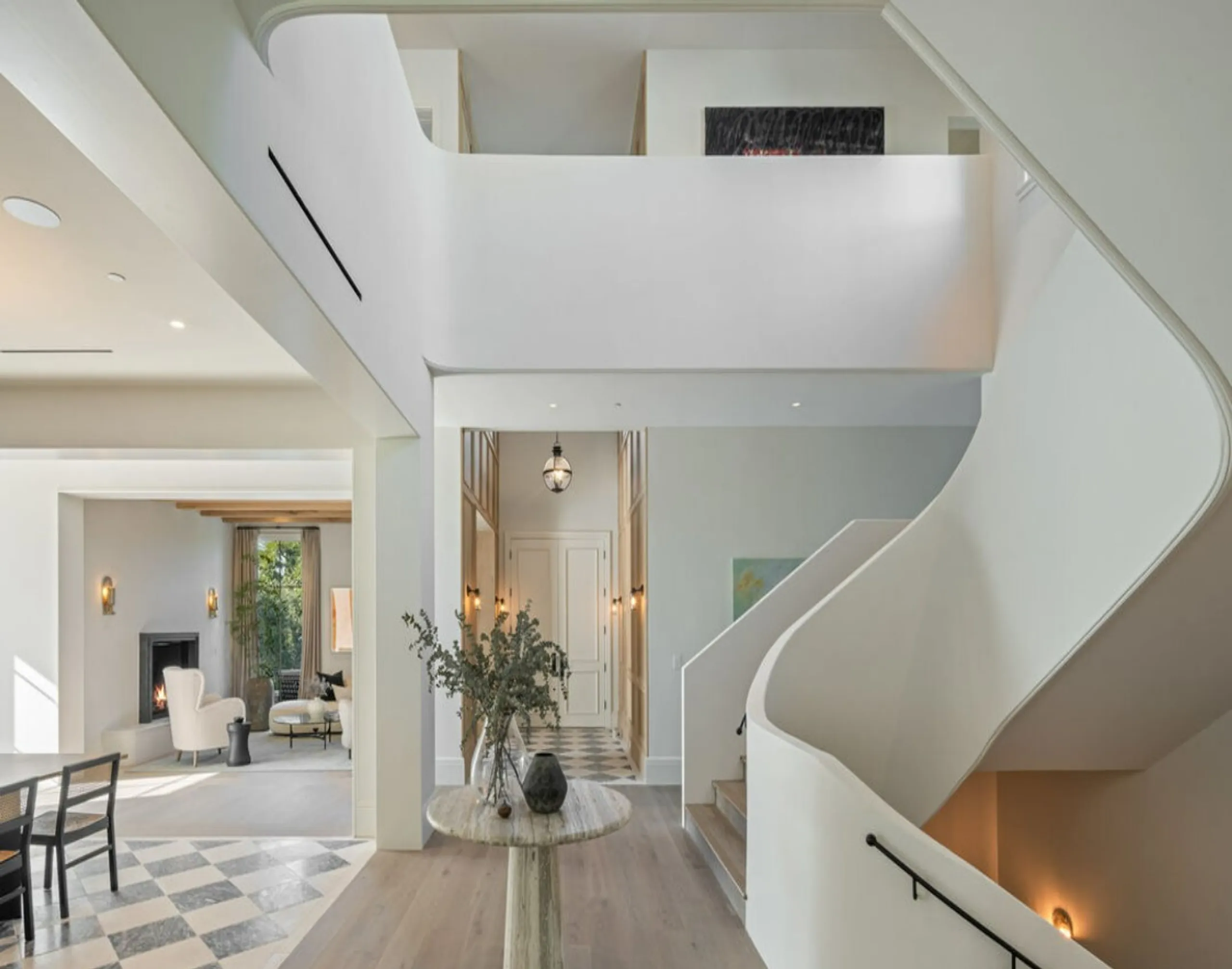 Outstanding Hillside Estate with Panoramic Views — photograph 10