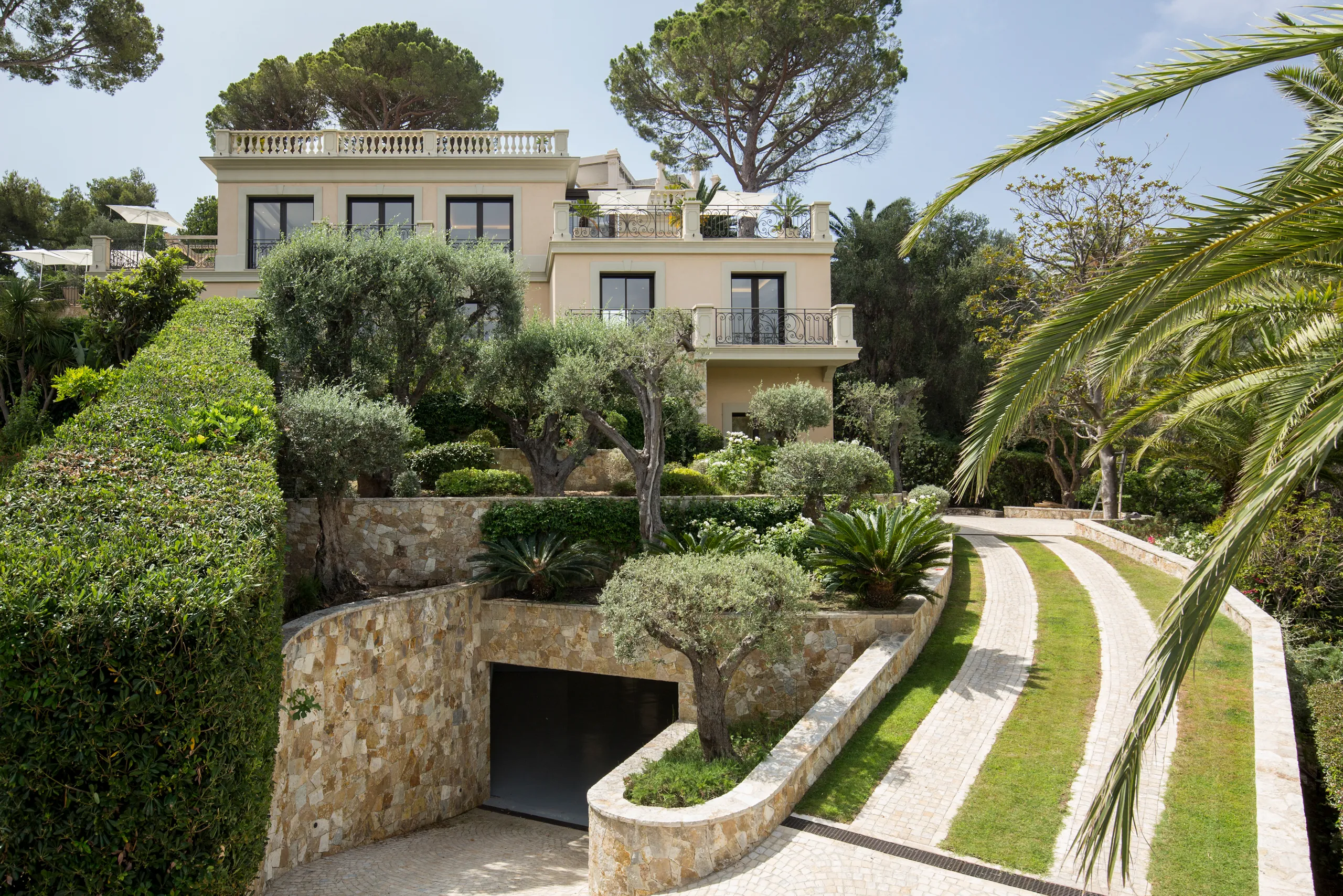 Lavish Modern-Contemporary Villa with Heated Pool and Sea Access — photograph 5