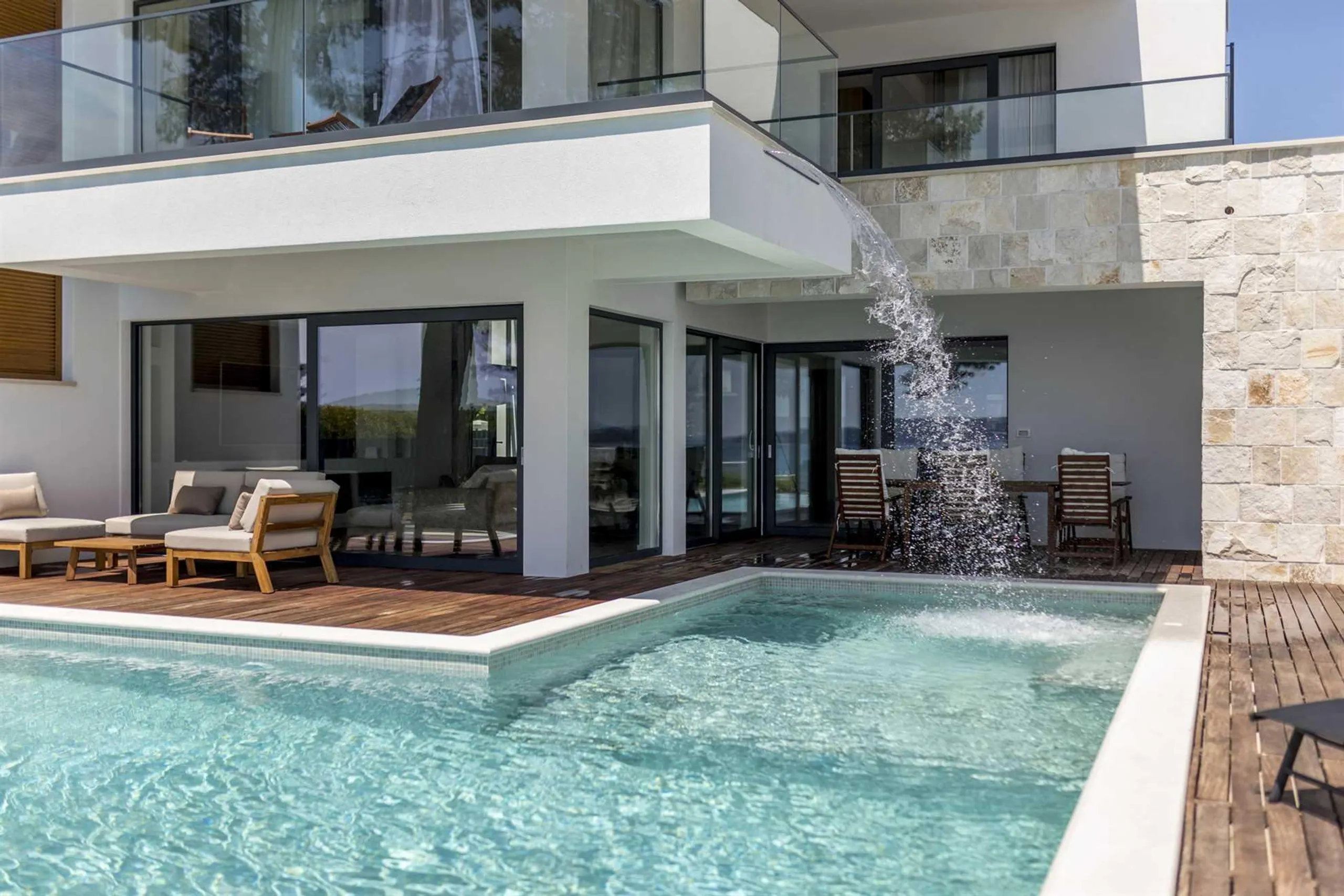 Gracefully Decorated 4-Bedroom Villa with Pool and Private Beach Access in Kastela — photograph 8