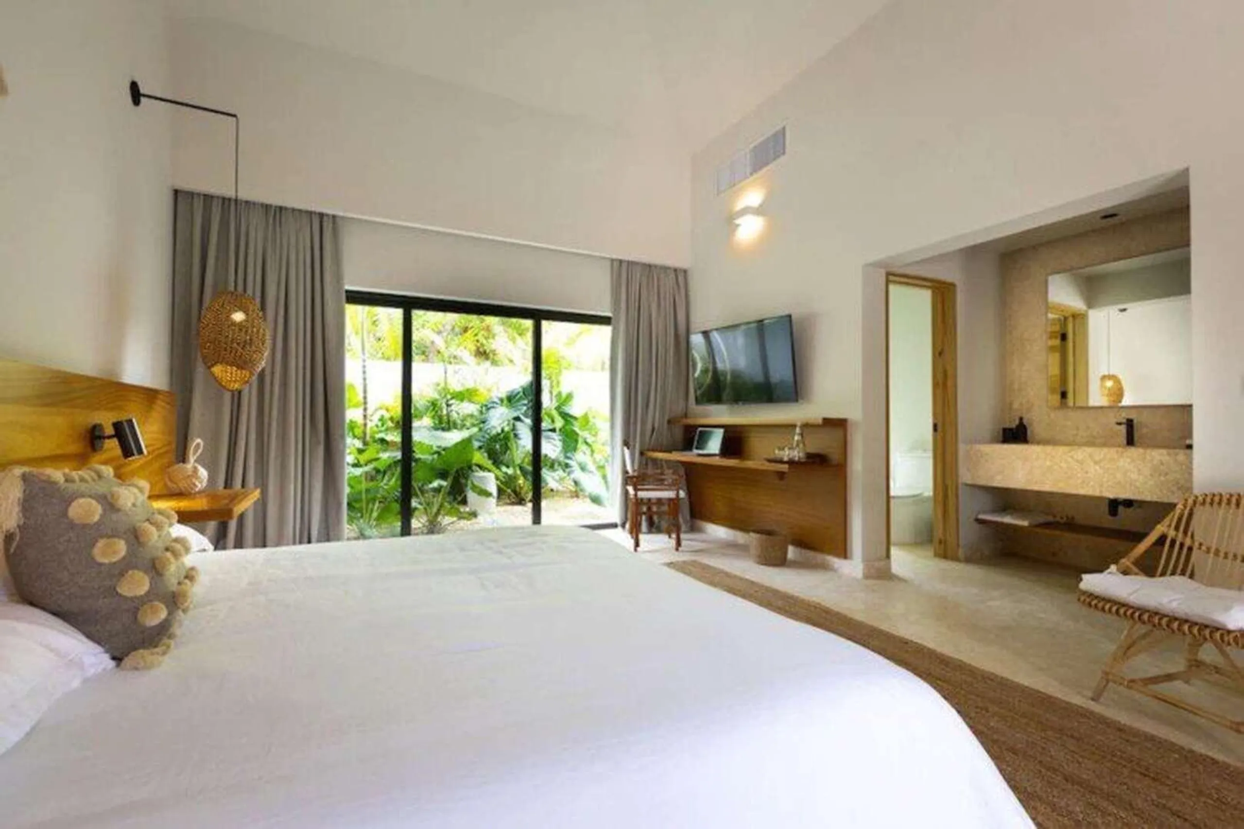 Casa de Campo's Refined Villa with Panoramic View of the Golf Course — photograph 9