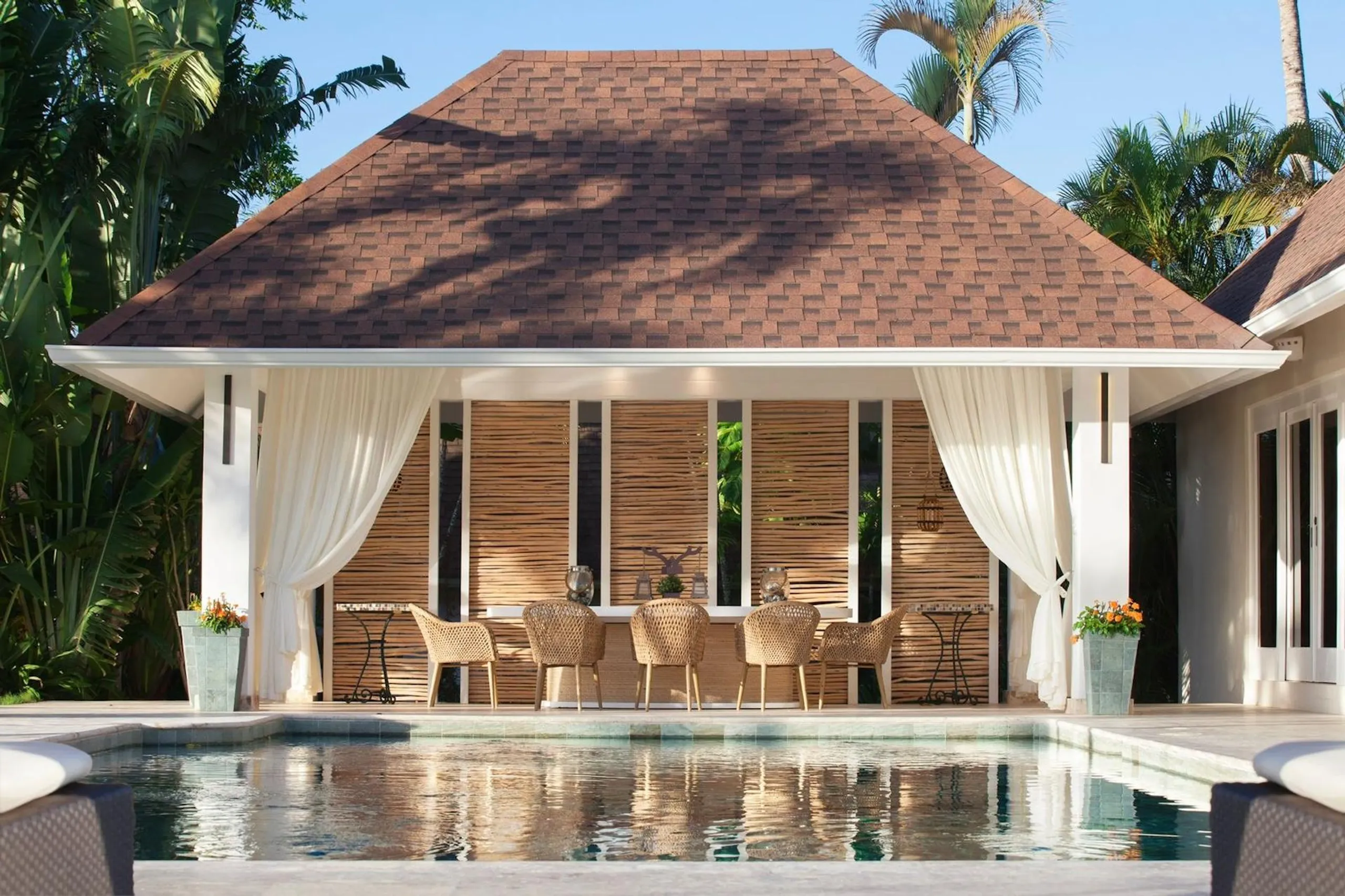 Regal Colonial-Style Villa with Private Pool and Lush Landscaping — photograph 3