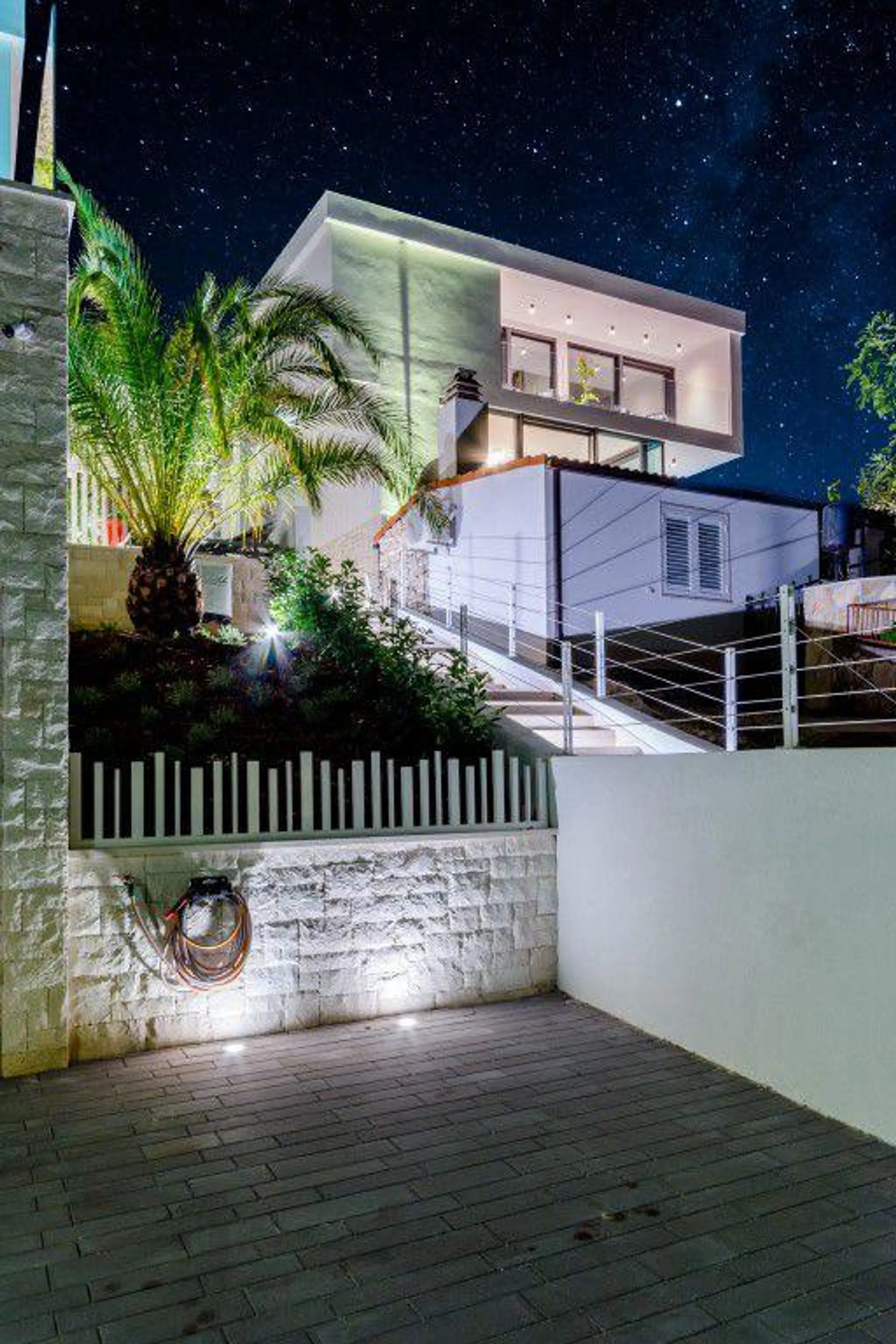 Luxurious Solid Villa with Unique Infinity Pool and Sutivan Sea Views — photograph 9