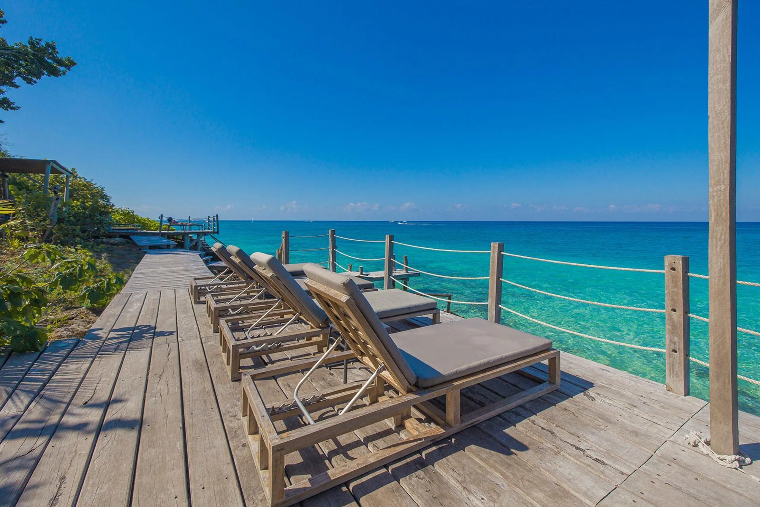 Modern Architectural Estate with Private Pool and Dock Access — photograph 3