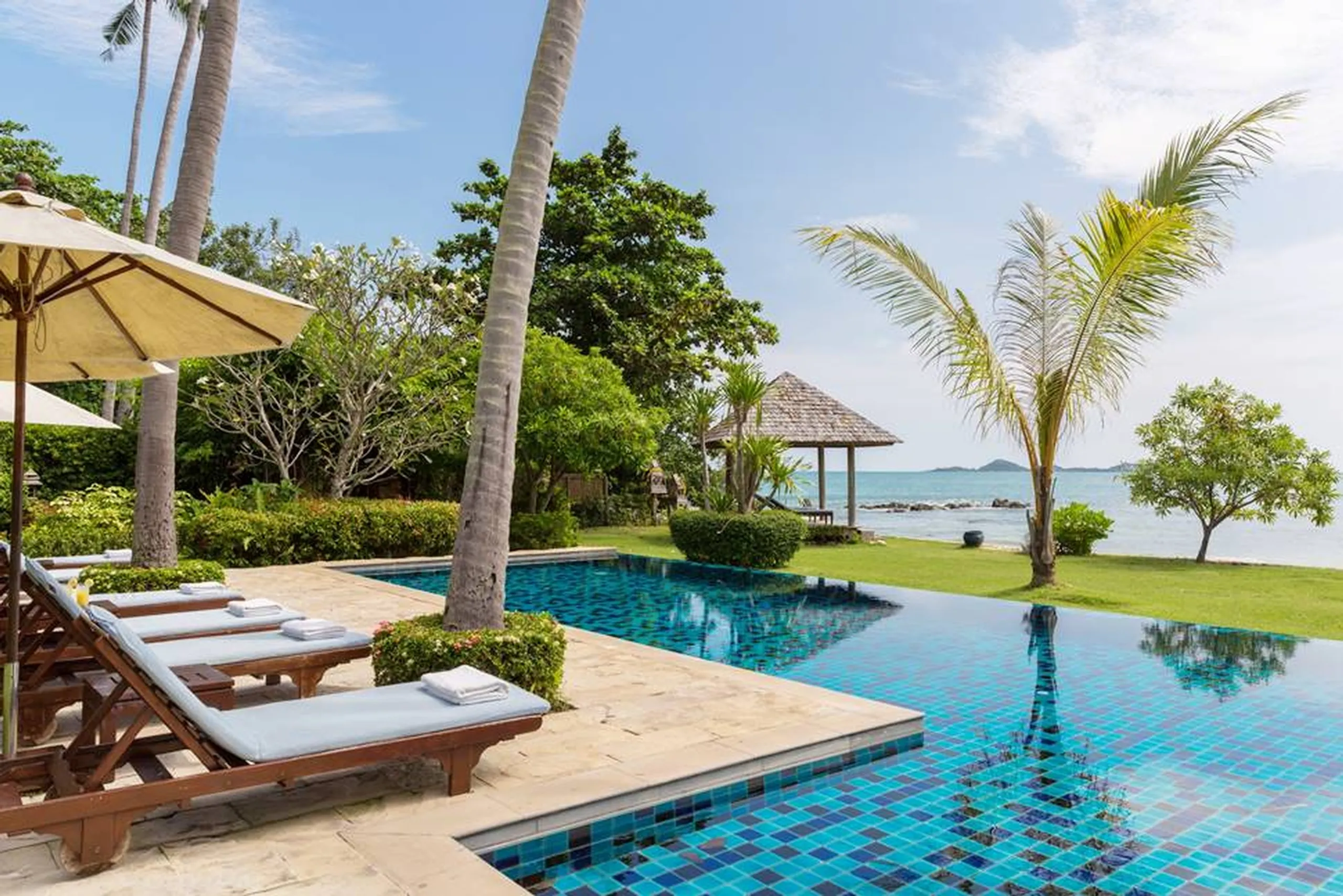 Serene Beachfront Estate with Private Pool and Teakwood Pavilions — photograph 2