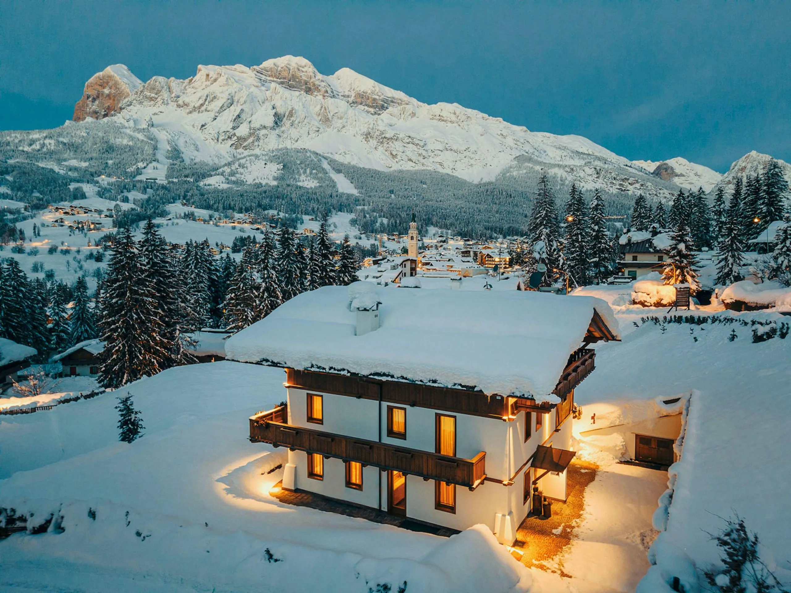 Elegant Italian Alps Chalet with Indoor Pool and Stunning Mountain Views — photograph 4