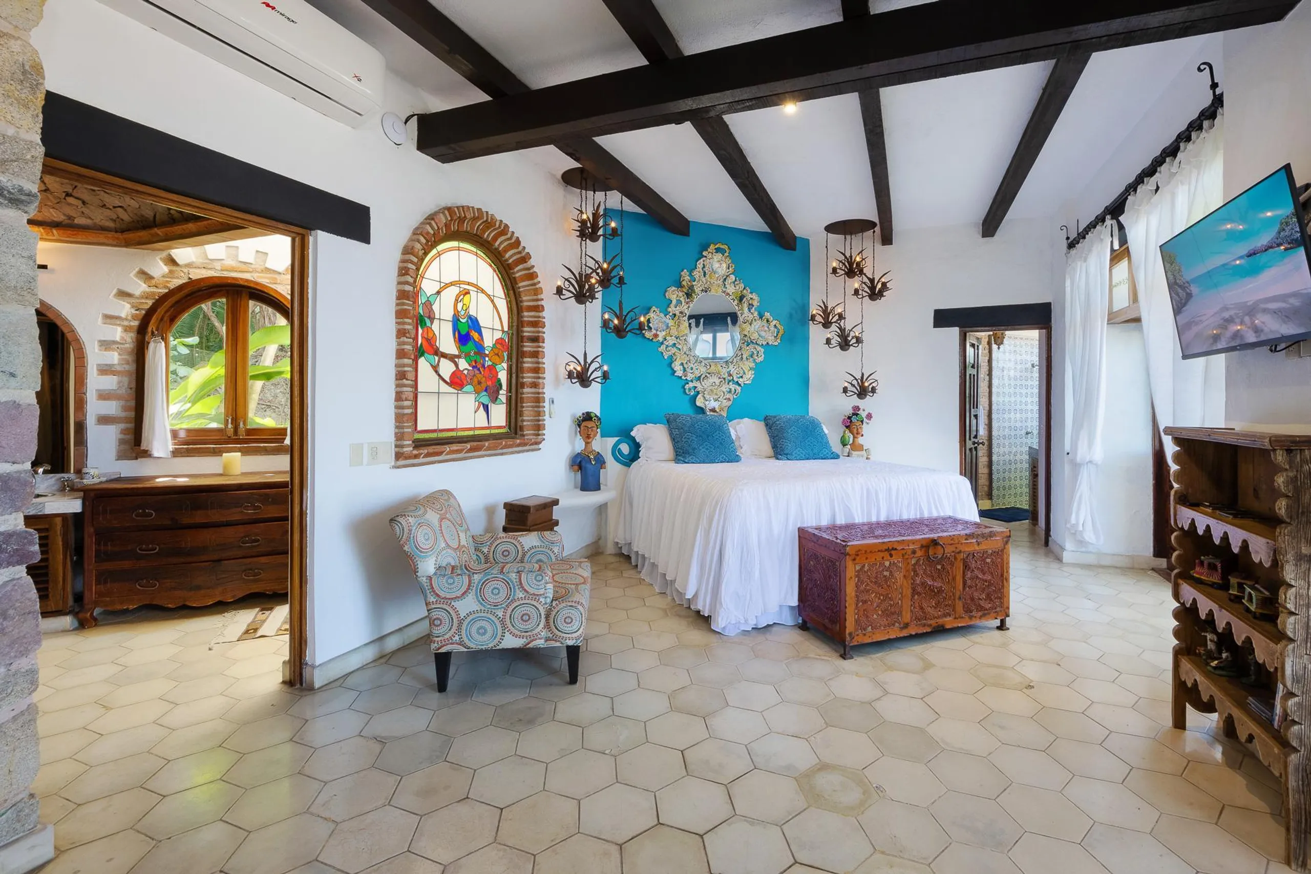 Gorgeous Beachfront Hacienda with Private Pool and Lush Tropic Grounds — photograph 12