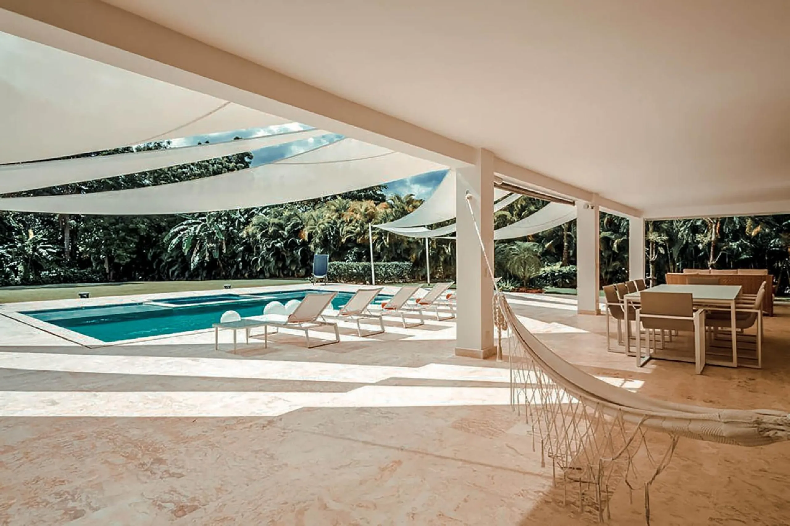 Contemporary Luxe Villa with Private Pool and Beach Access — photograph 3