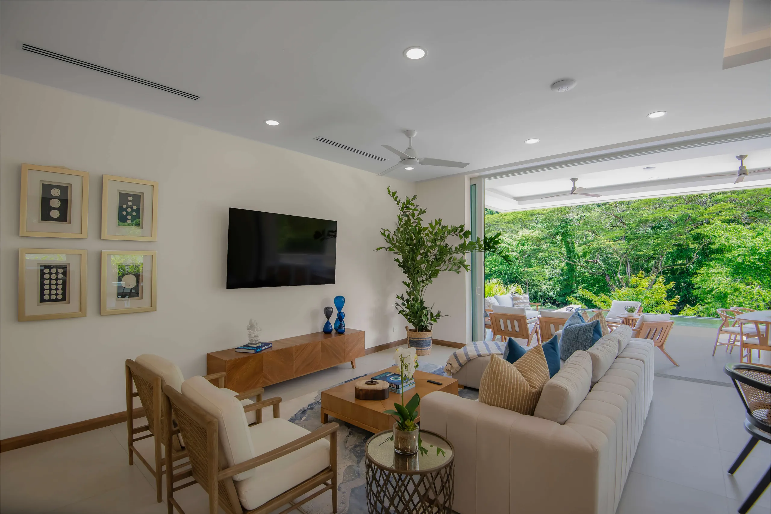 Elegant Costa Rican 4-Bedroom Villa with Private Pool, Tropical Views and Beach Club Access — photograph 6