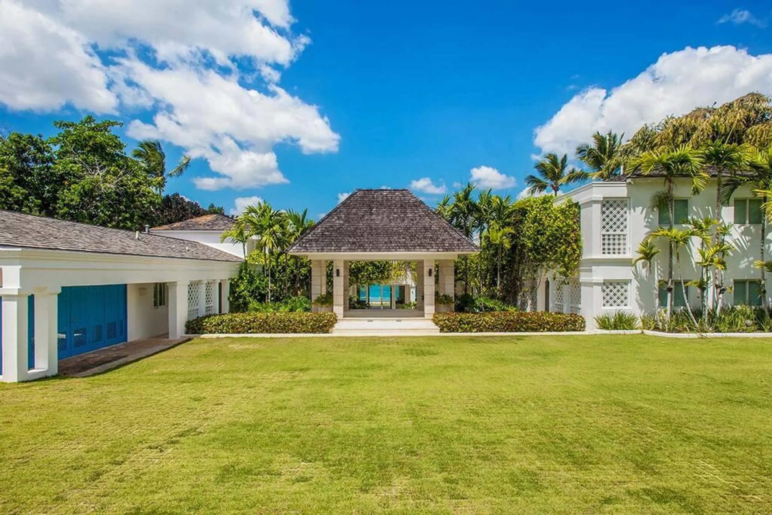 High-end Seaside Estate with Infinity Pool and Walks to Beach — photograph 4
