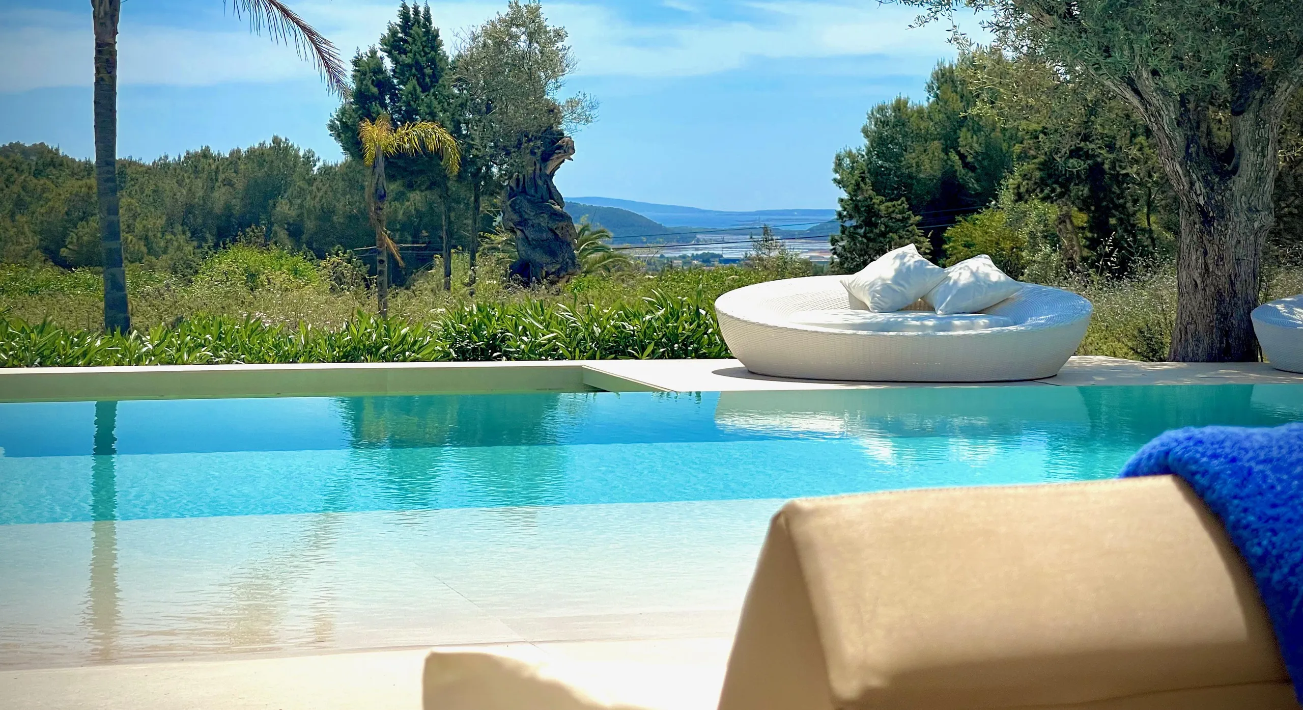 Exquisite Island Estate with Private Pool, Ocean View, and Panoramic Views — photograph 8