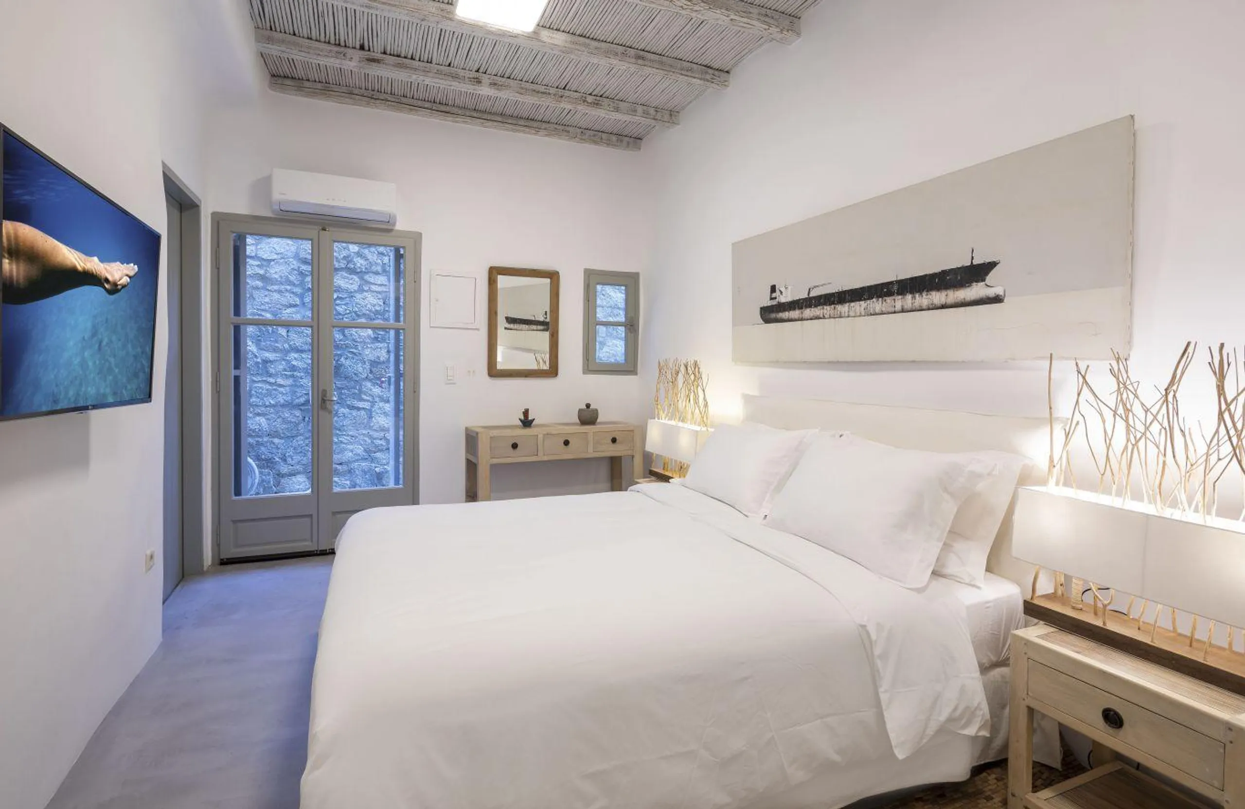 Grandiose Mykonos Villa with Gorgeous Pool and Sea Views — photograph 11
