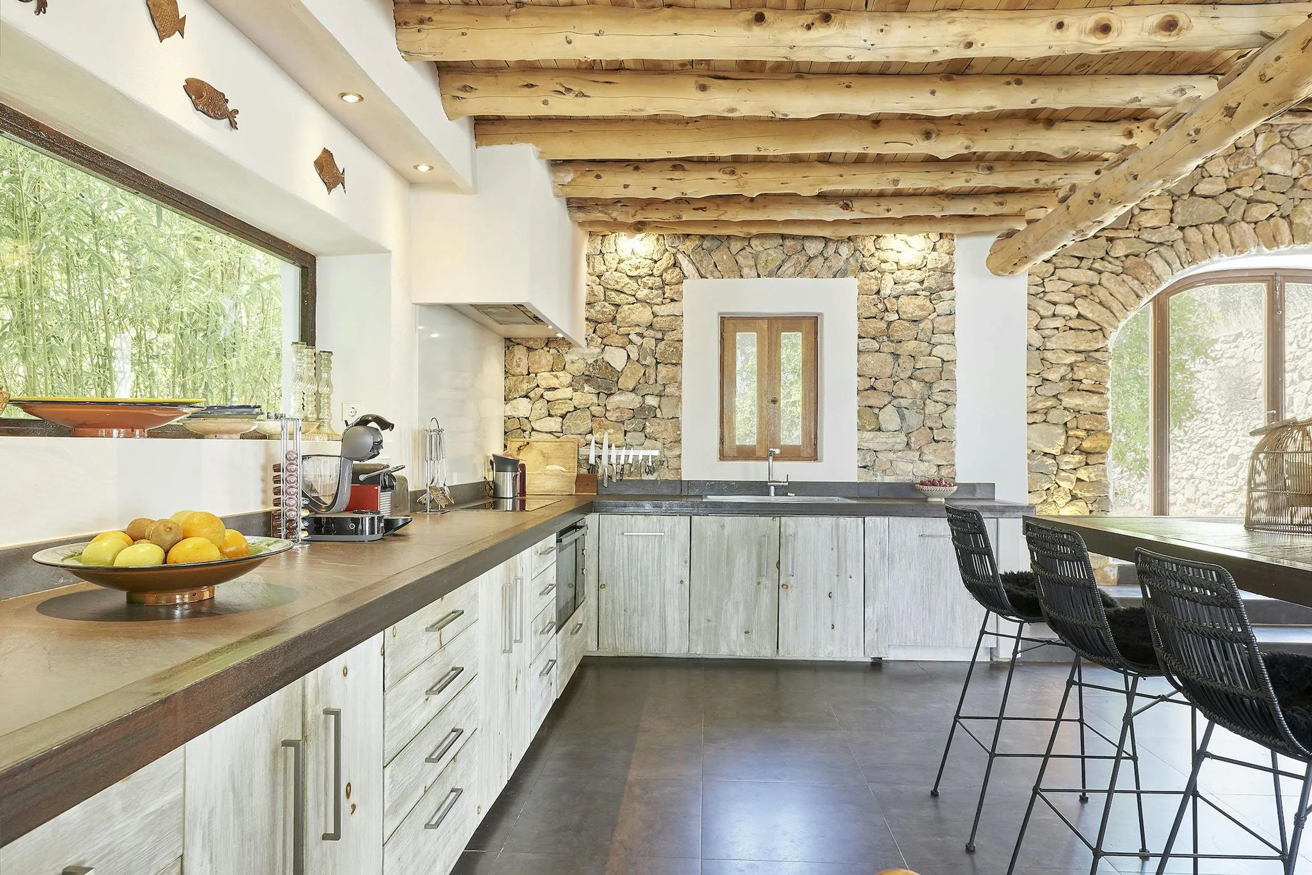 Rustic Spanish Villa in Ibiza with Private Pool and Backyard Entertainment — photograph 10