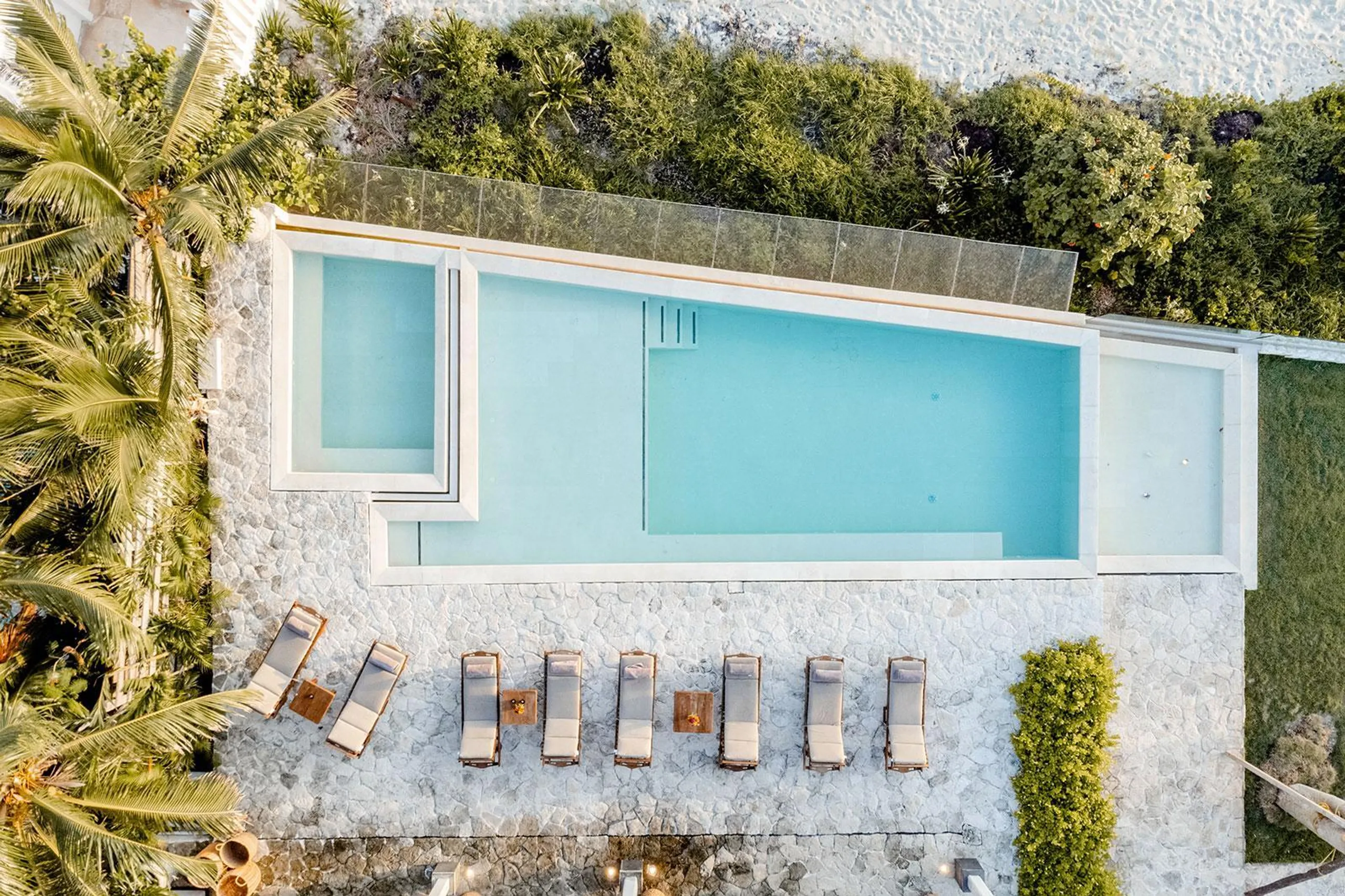 Serene Flamings Modern Architectural Beach Front Retreat with Infinity Pool — photograph 5