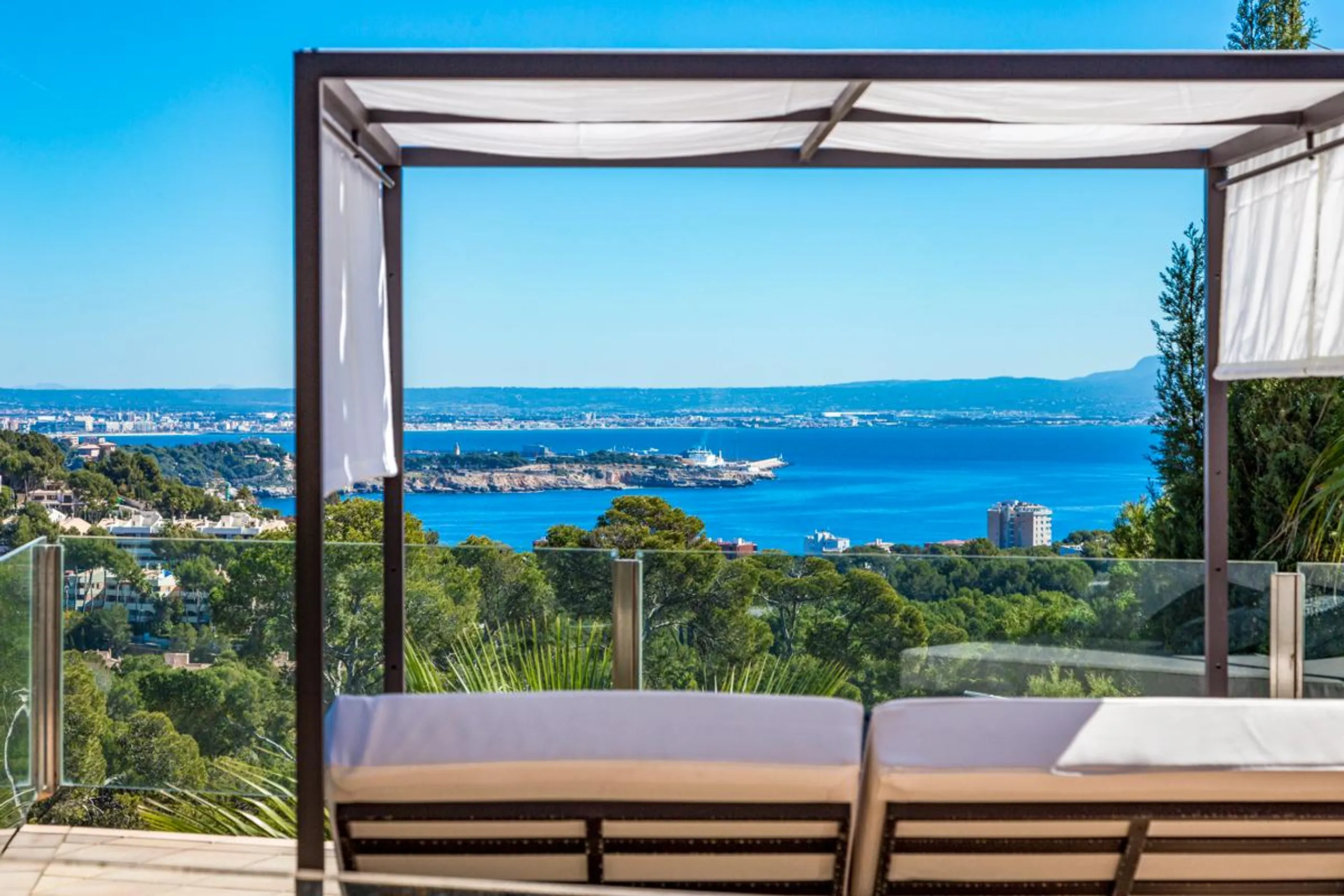 Sumptuous Hillside Villa 5 Bedroom Villa with Private Pool, and Bay Views — photograph 5