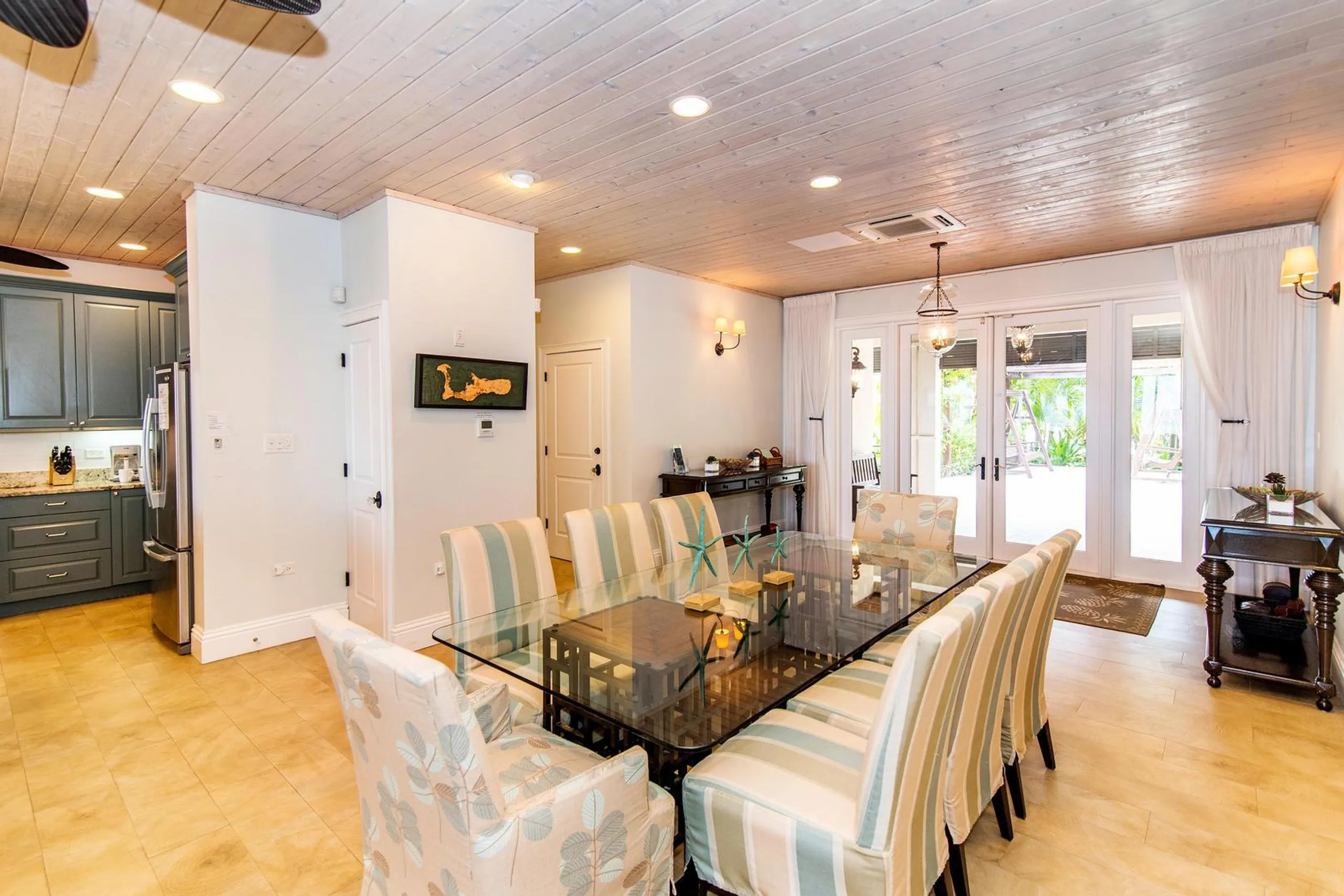 Elegant and Serene Luxe Cayman Beach Front Villa with Private Pool — photograph 12