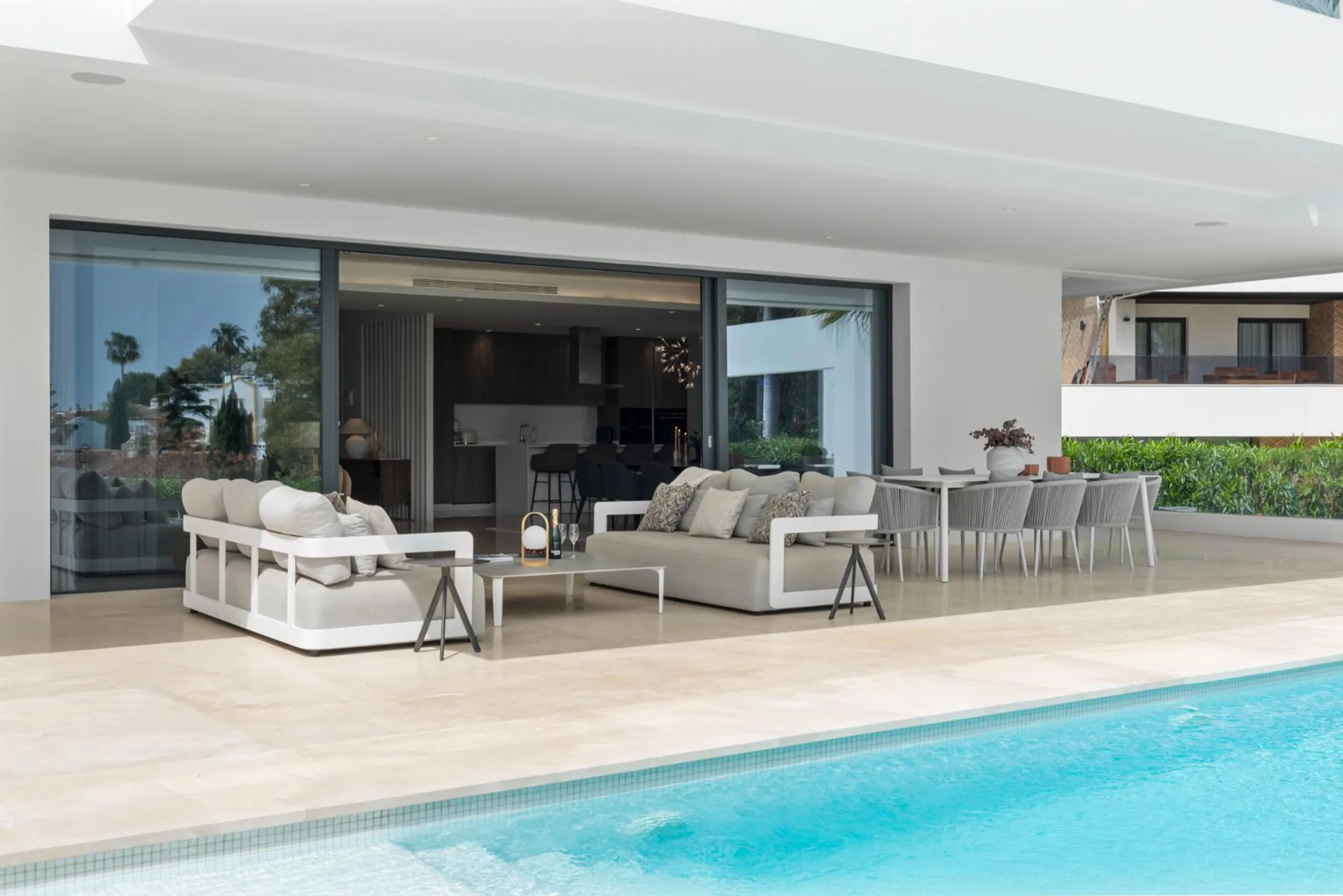 Luxurious Contemporary Marbella Villa with Pool and Garden Views — photograph 8