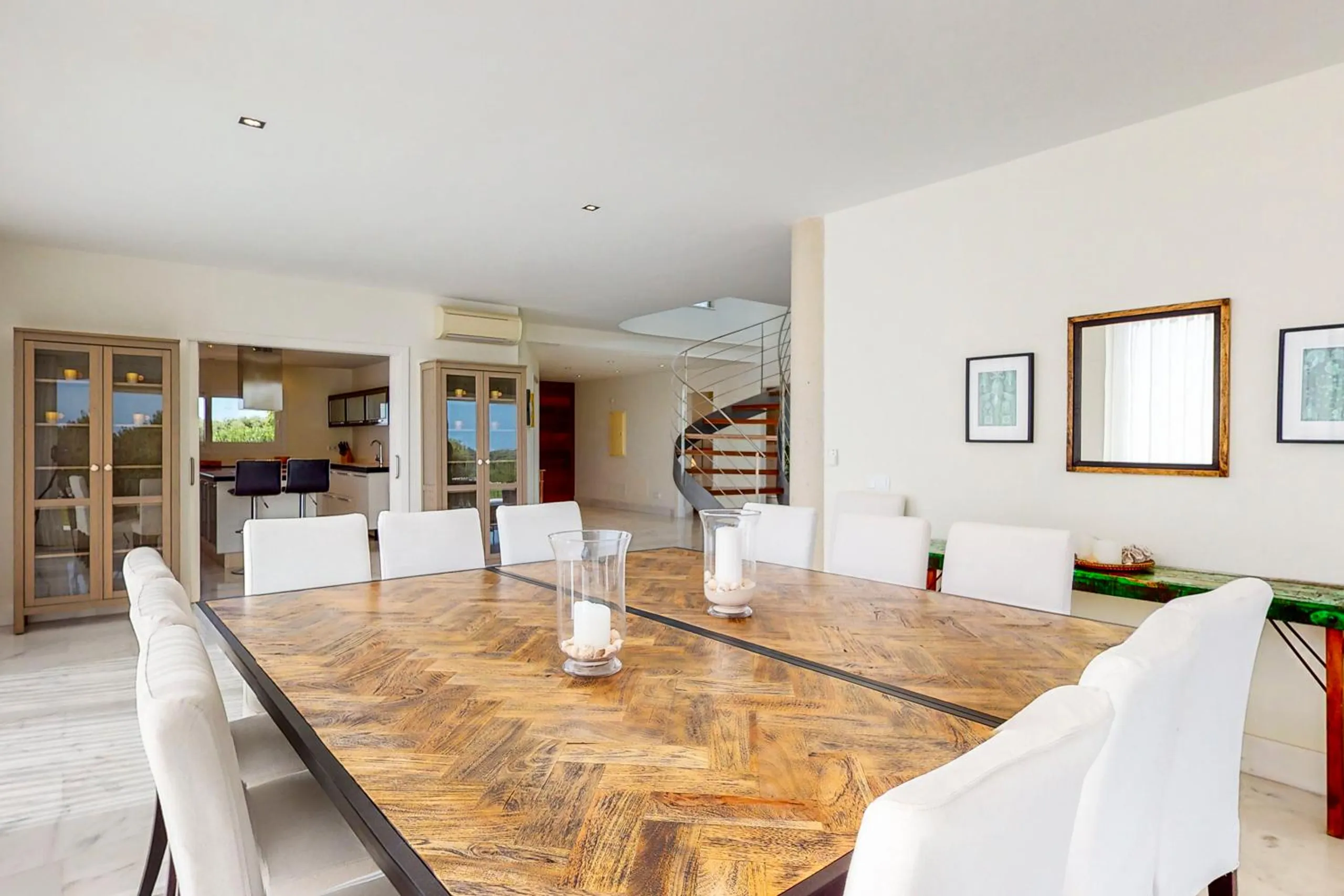 Regal 5BR Villa with Private Pool and Breathtaking Views of the Sea — photograph 6