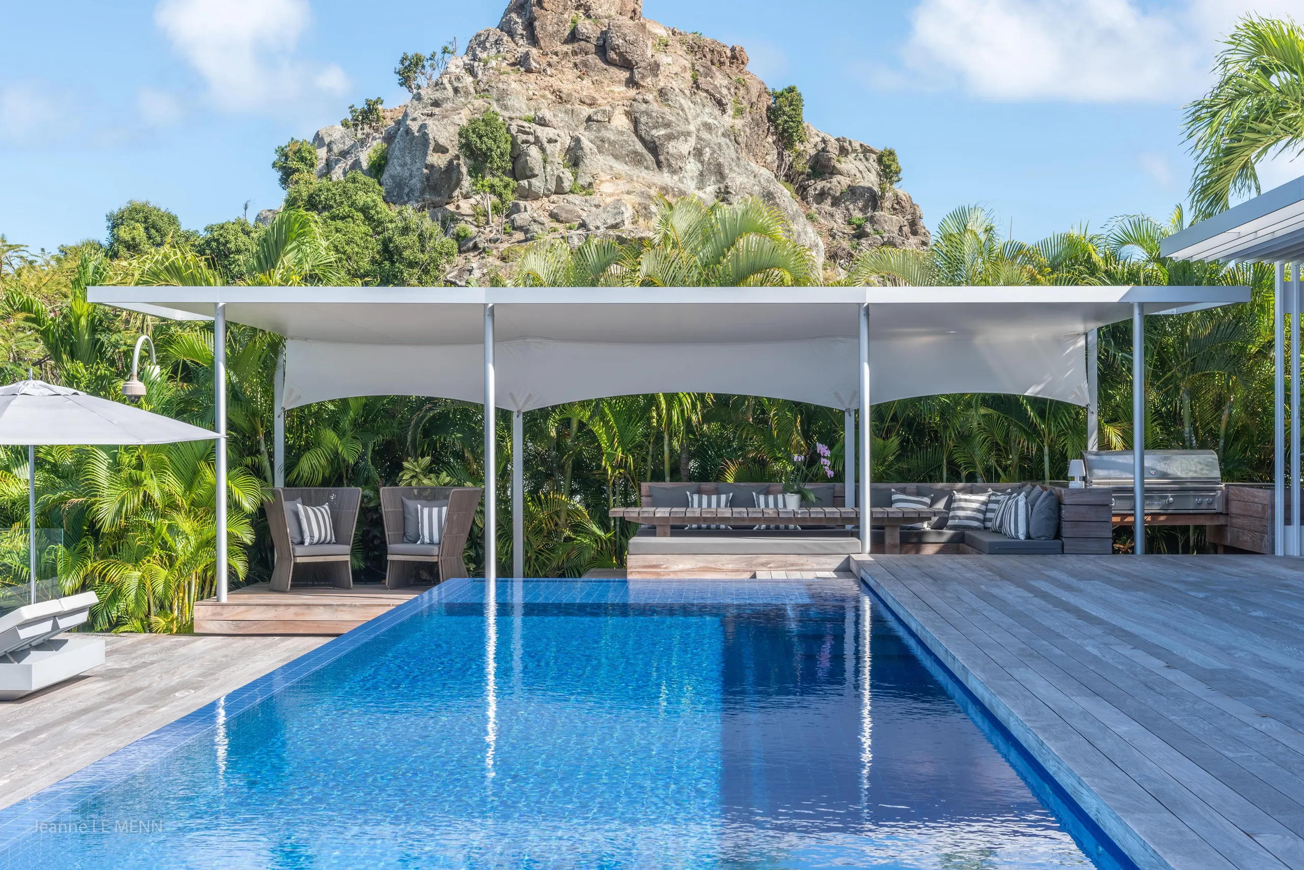 Tranquil Seaside Villa with Private Pool and Fitness Room — photograph 3