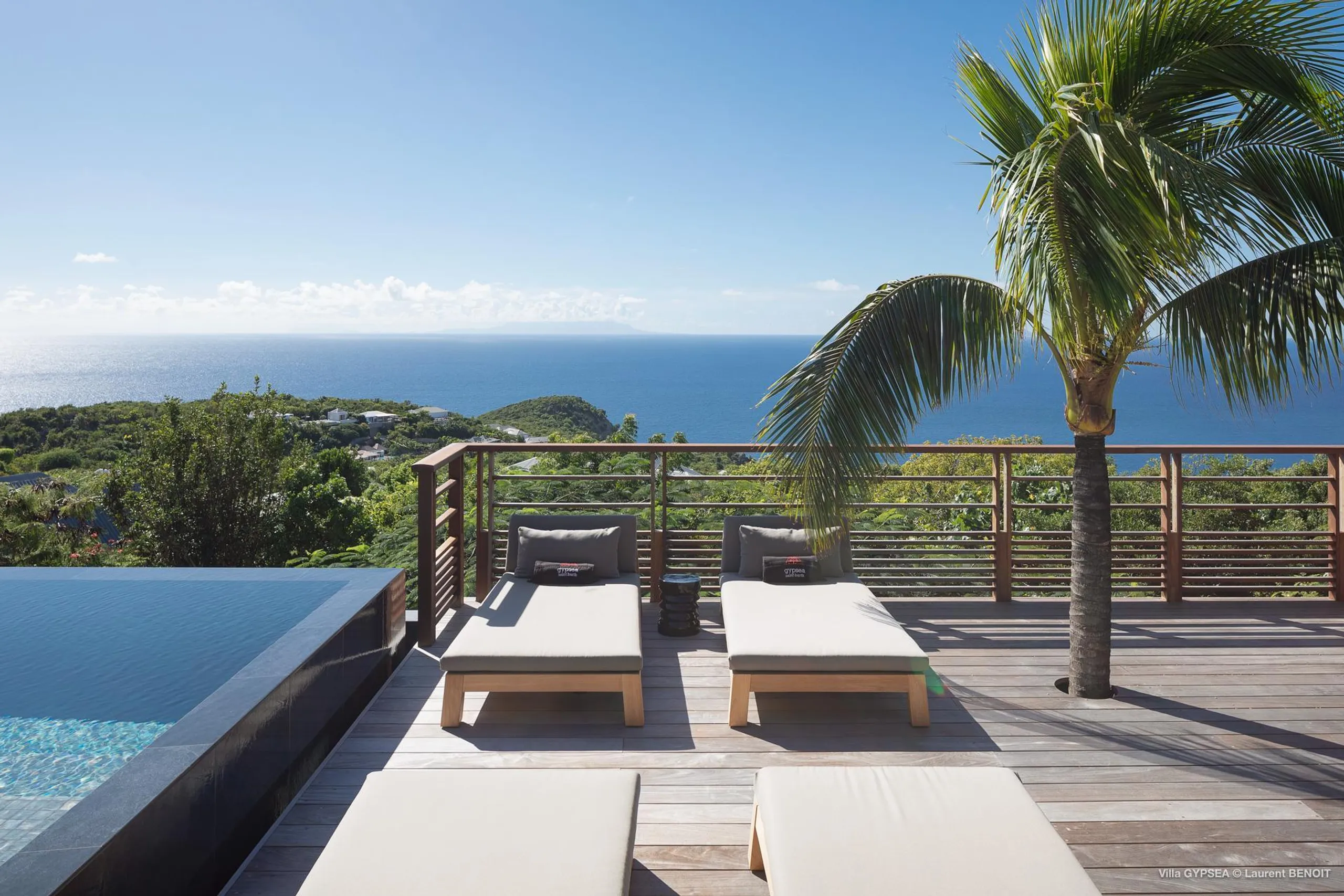 Sophisticated Seaview Estate with Infinity Pool and Sun Deck — photograph 3