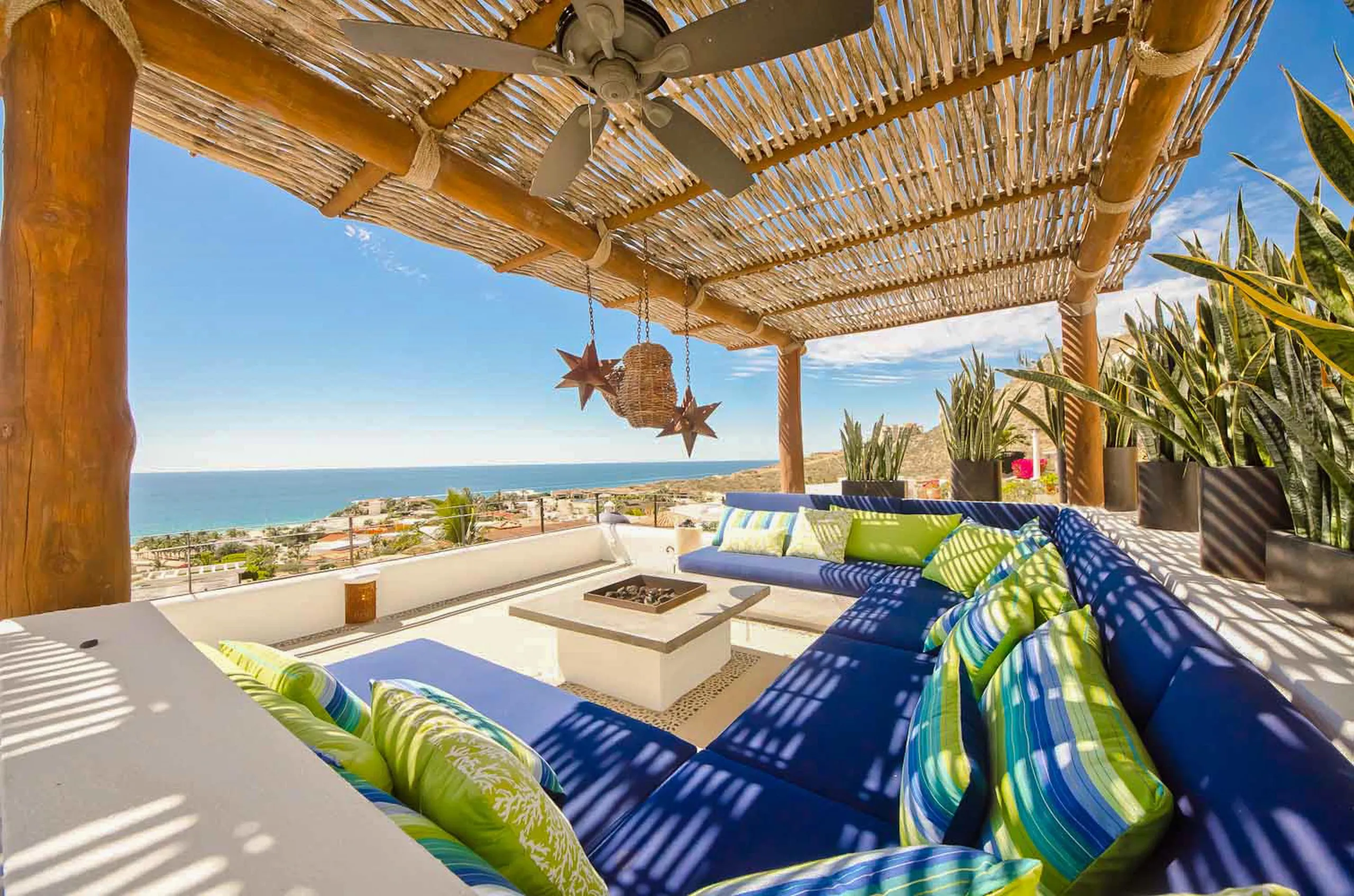 Imposing Cabo San Lucas Estate with Blue Water Pool and Jacuzzi — photograph 5