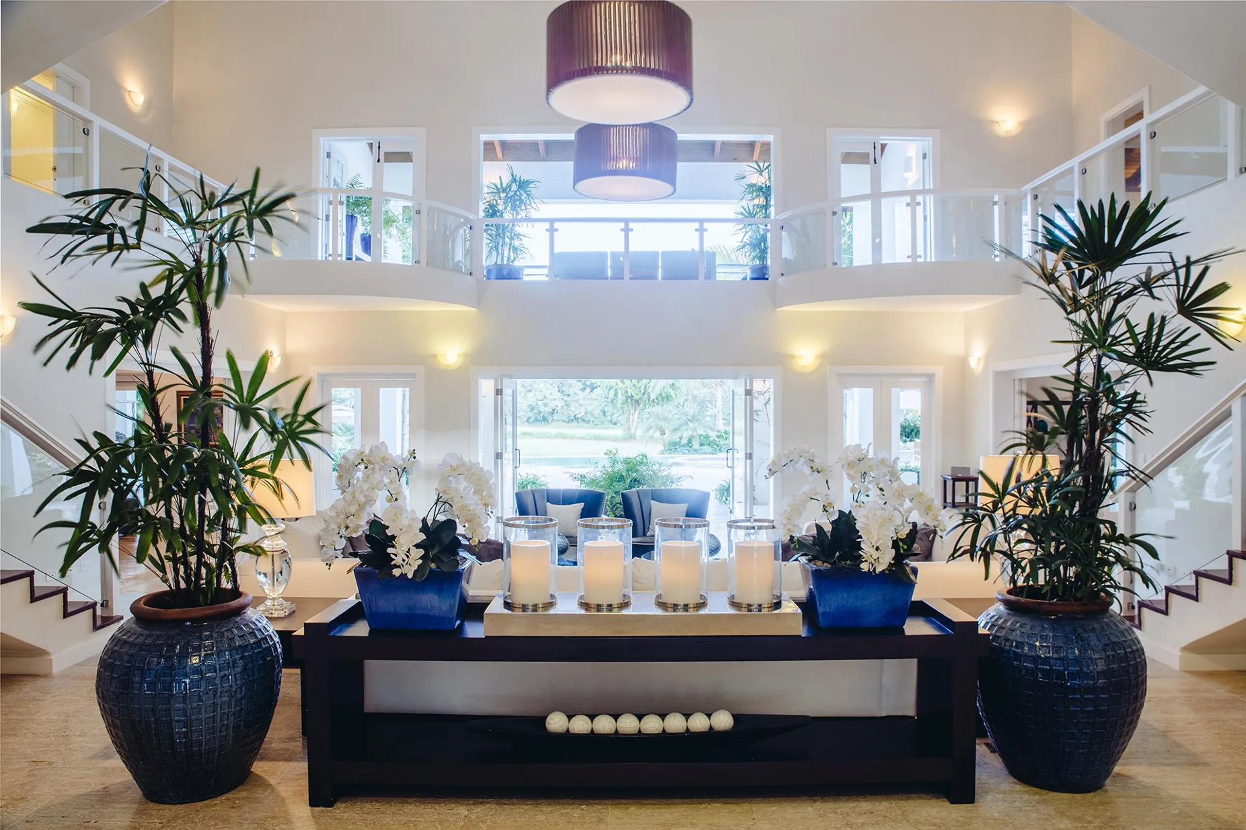 Contemporary Caribbean Retreat with Lush Gardens and Golf Course Views — photograph 3