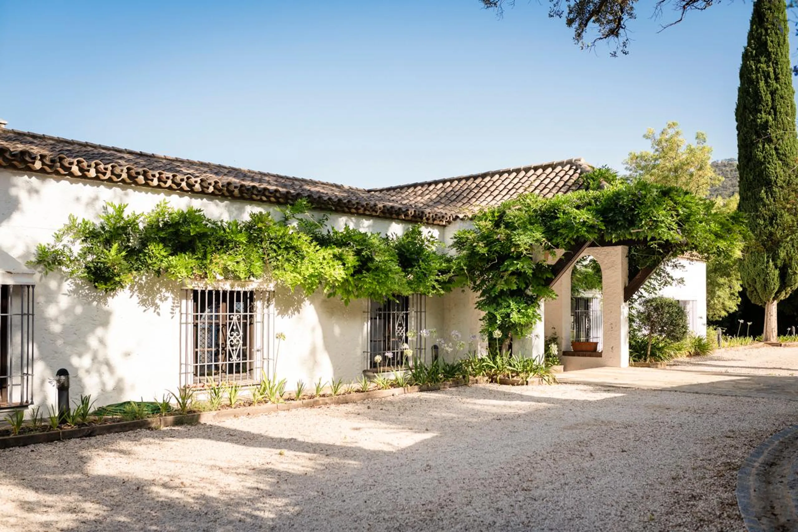 Resplendent Spanish Villa with Private Pool, Jacuzzi, and Panoramic Countryside Views — photograph 6