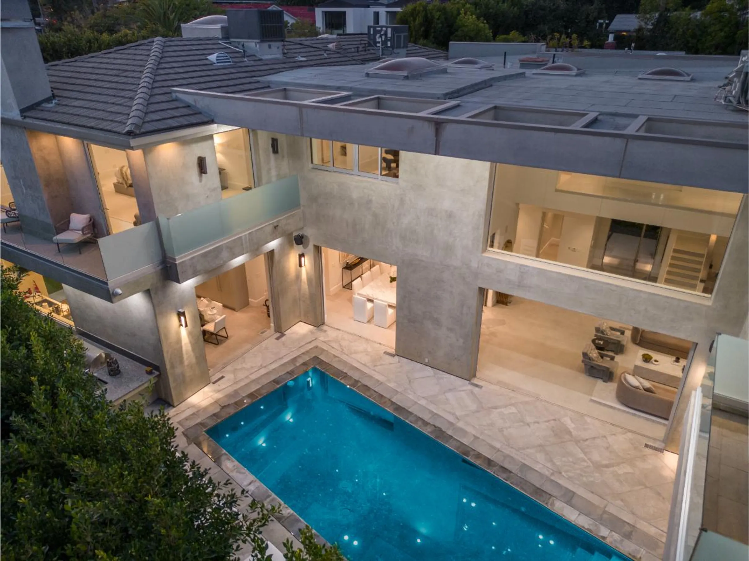 Imposing Contemporary Villa with Pool and Indoor-Outdoor Living — photograph 2