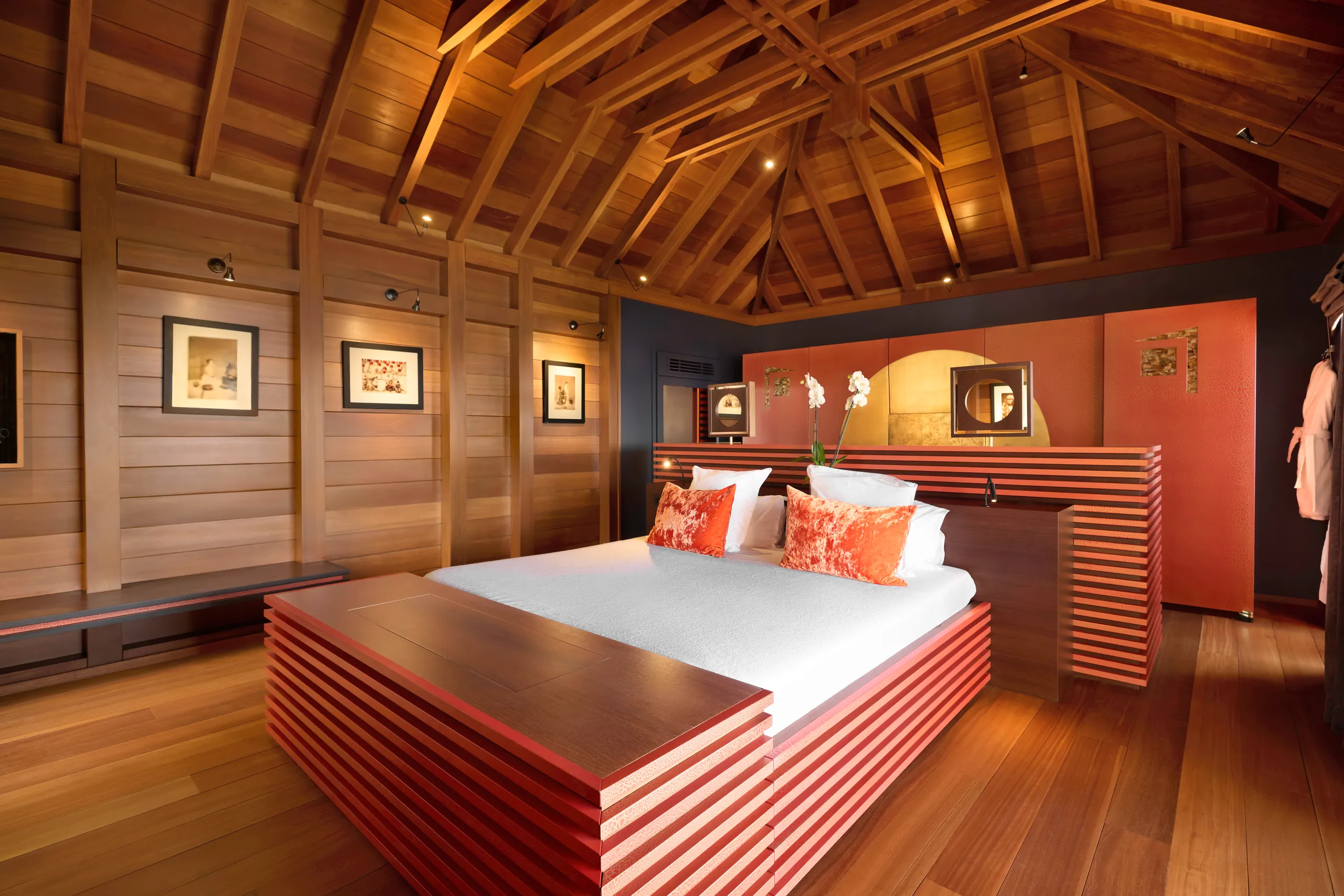 Opulent Marigot Bay Villa with Infinity Pool, Jacuzzi & Private Bungalows — photograph 11
