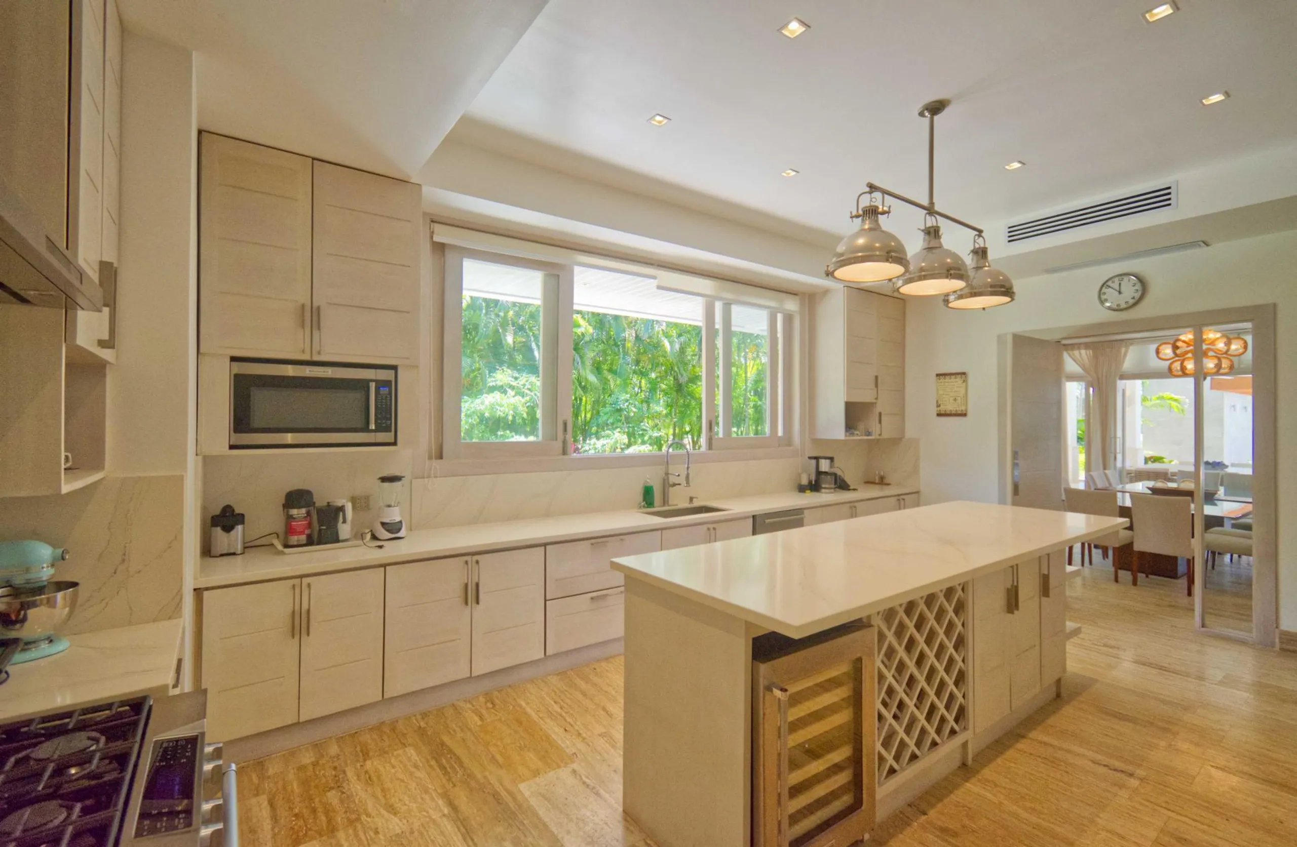 Modern Punta Cana Villa with Private Pool, Jacuzzi, and Stunning Views — photograph 10
