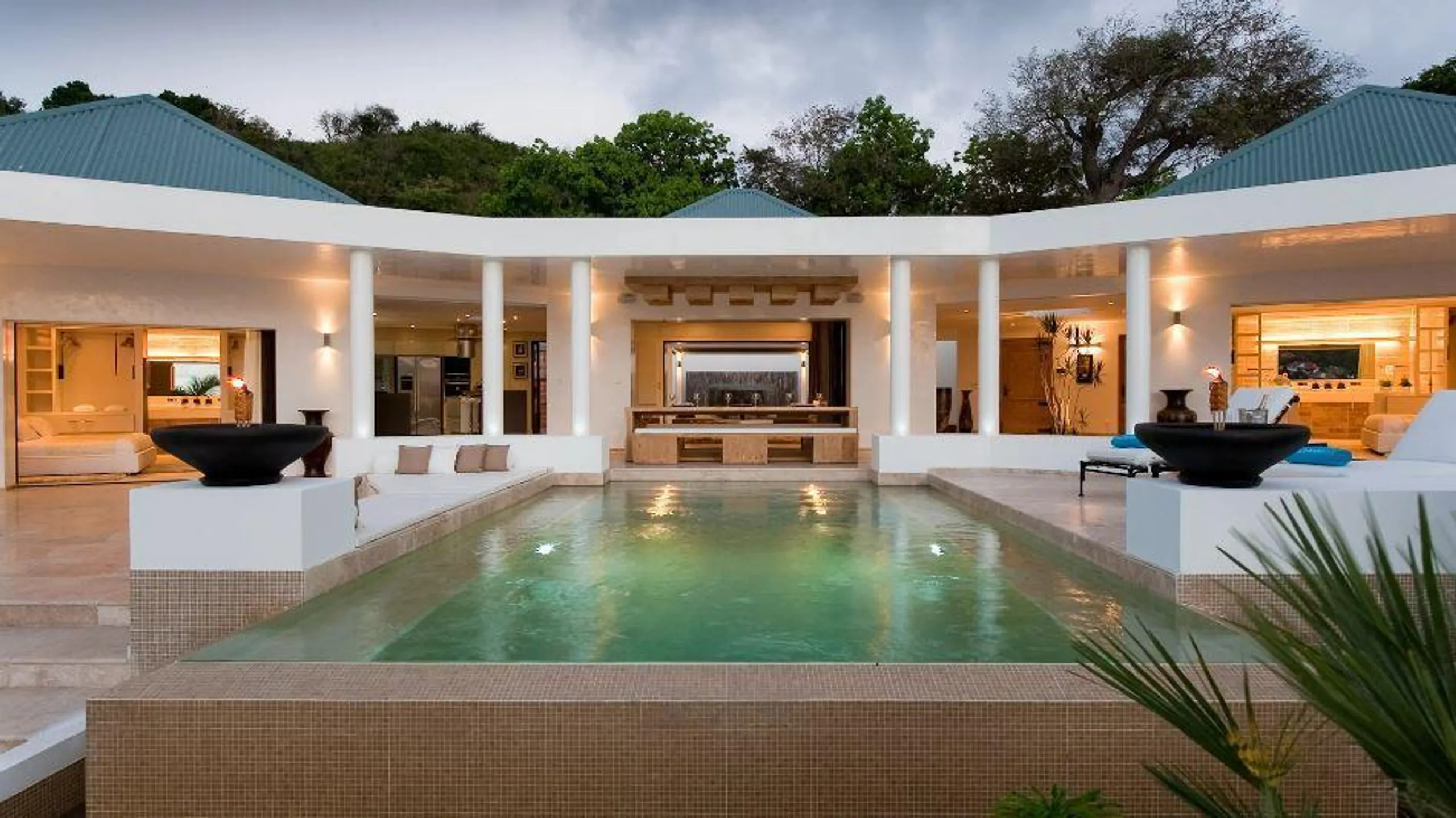 Majestic Luxe Villa with Infinity Pool and Jacuzzi Overlooking Gustavia — photograph 9