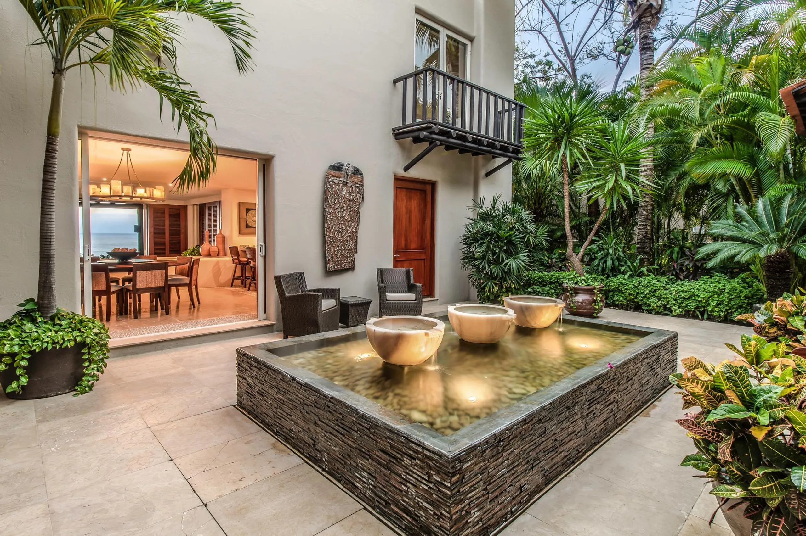 Blue Water Oasis with Infinity Pool and Spectacular Ocean Views — photograph 6