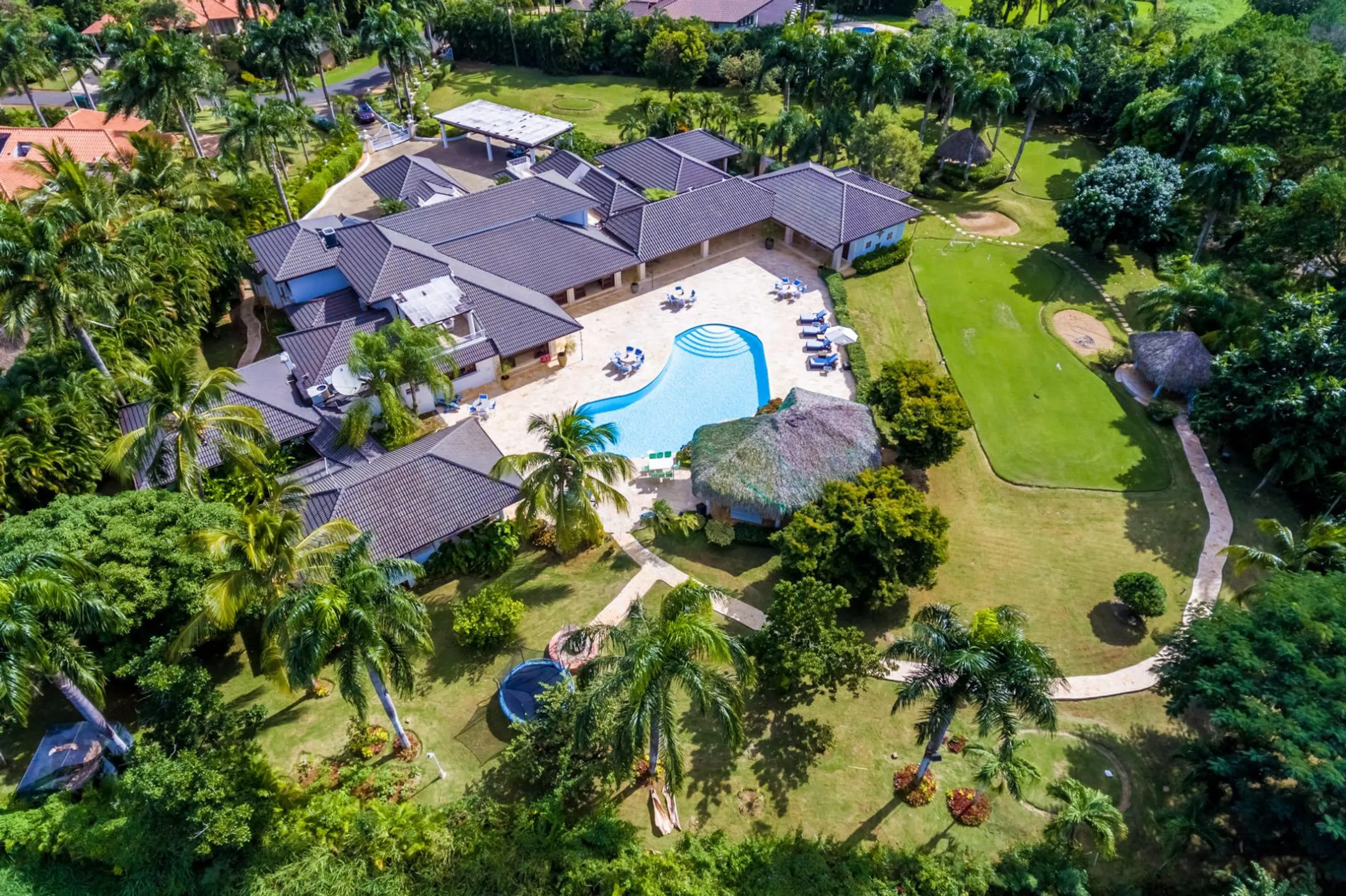 Majestic Grand Villa with Private Pool and Par-3 Golf Hole, La Romana