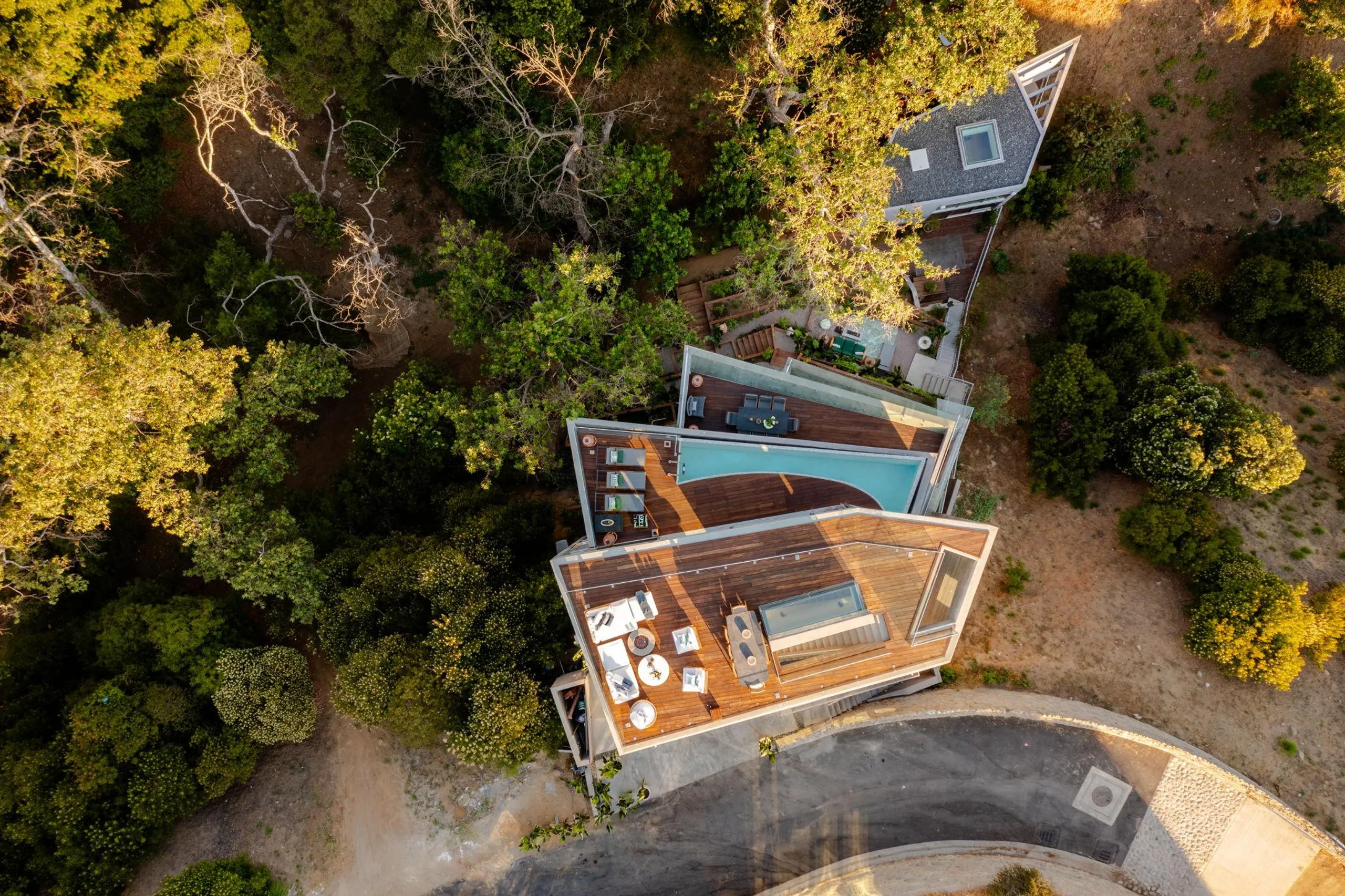 Exceptional Hollywood Hills Villa with Breathtaking Views of Los Angeles — photograph 4
