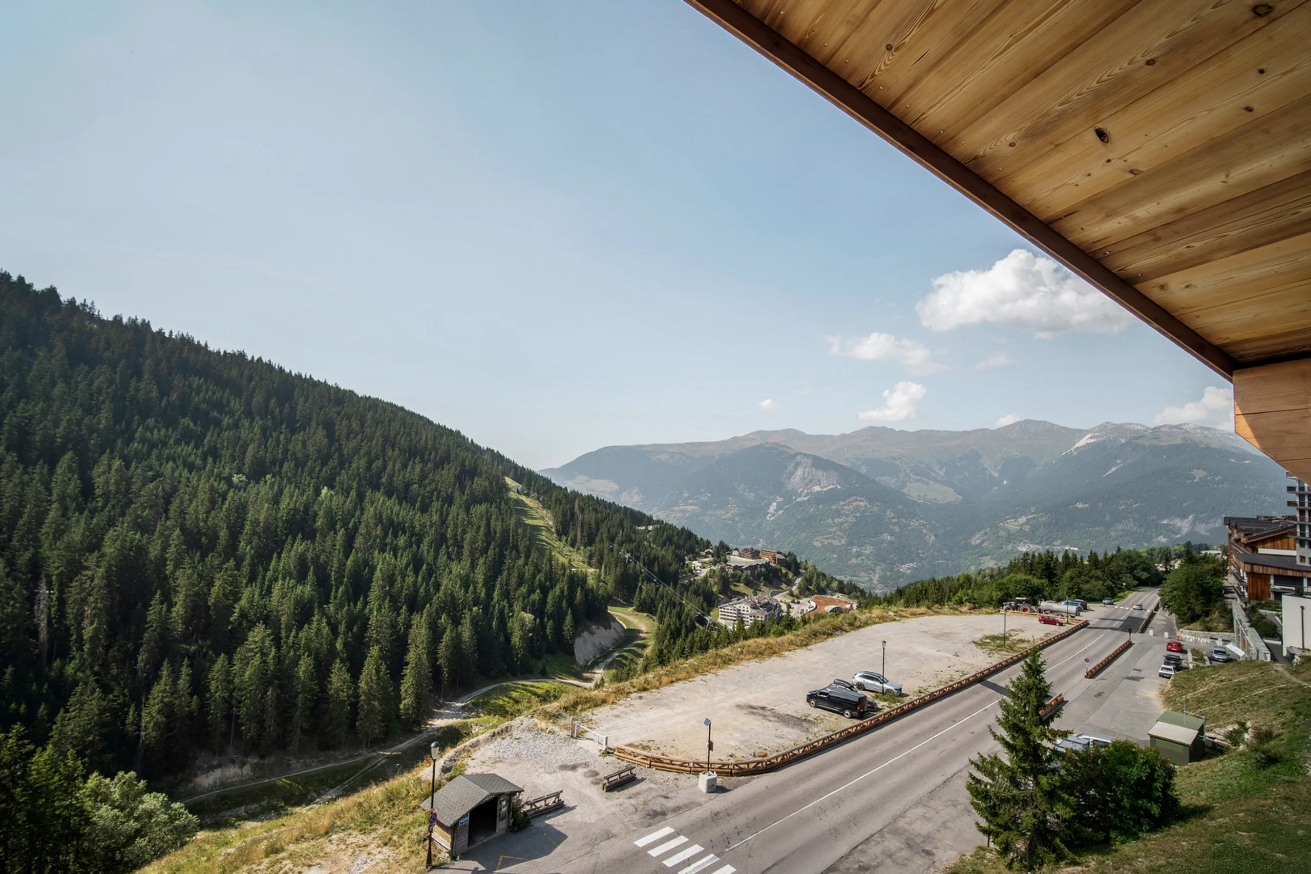Relaxing 4 Bedroom Villa in Courchevel with Sauna and Mountain Views — photograph 2
