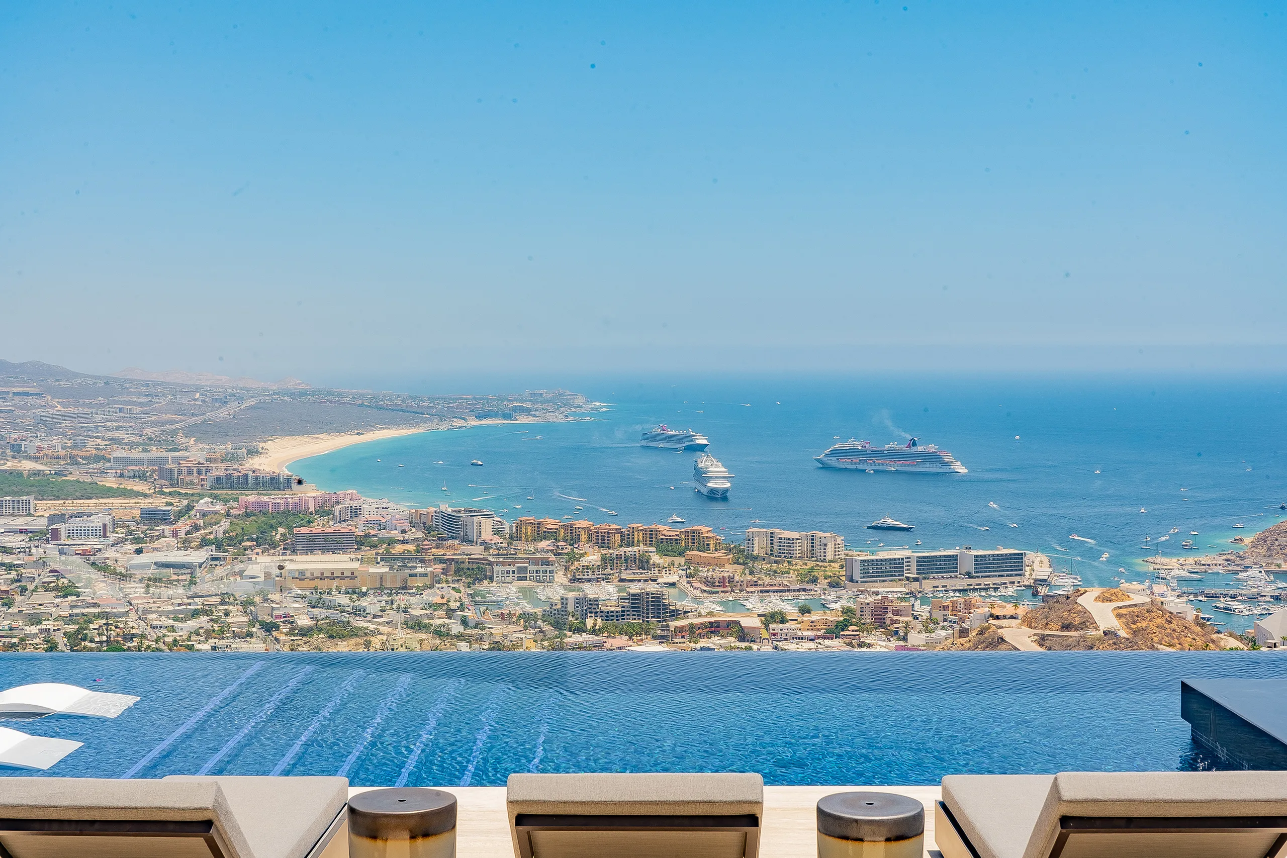 Modern Architectural Estate with Infinity Pool and Spectacular Ocean Views — photograph 11
