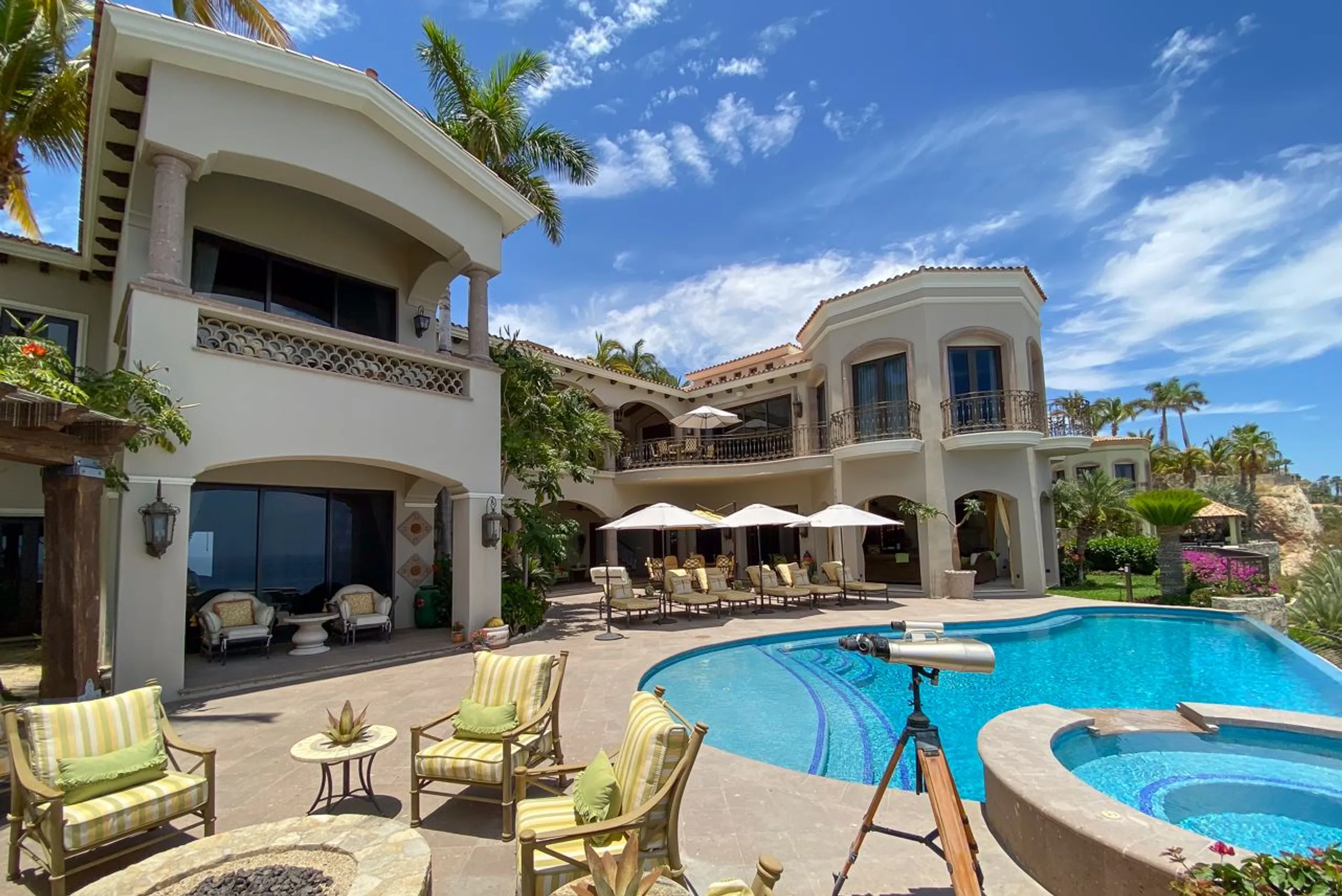 Glorious Spanish Style Villa with Private Infinity Pool, Golf Access and Panoramic Views — photograph 12