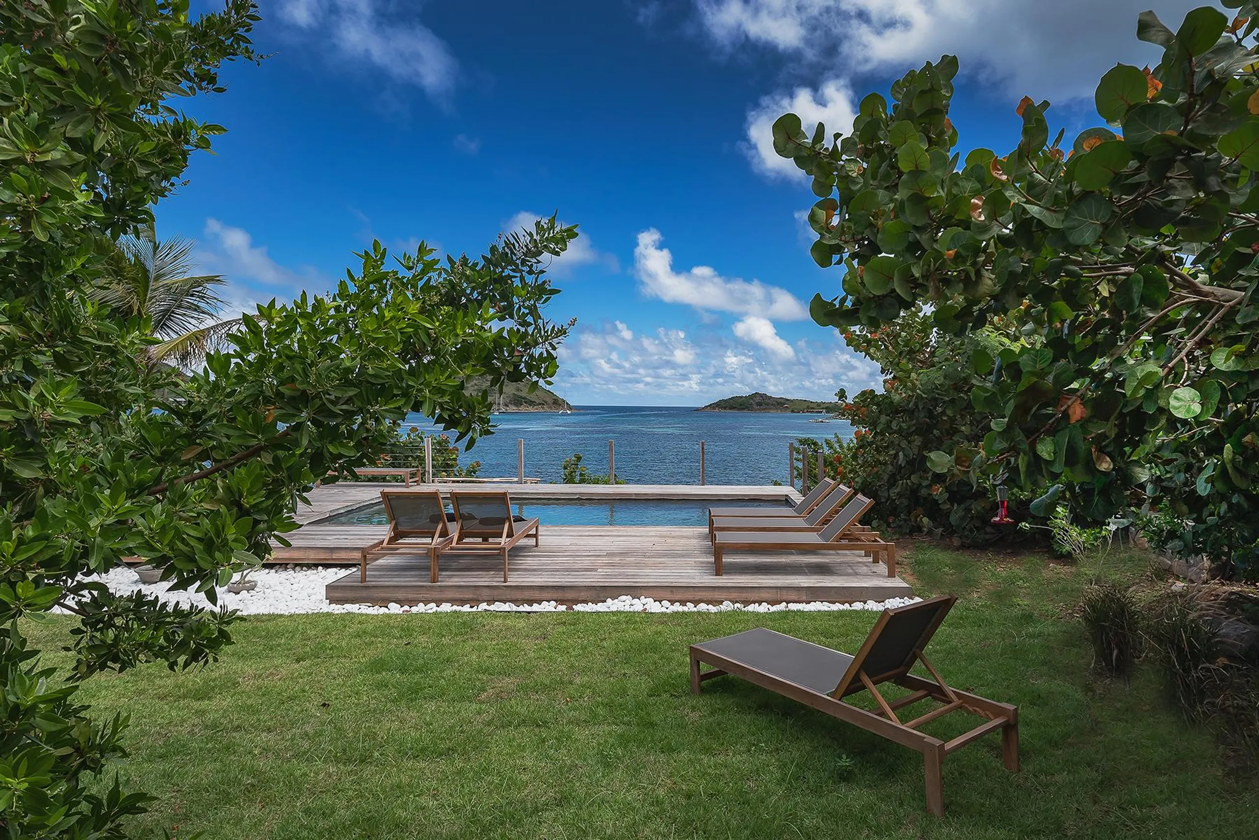 Cul de Sac's Contemporary Styled Villa with Views of Pinel Island — photograph 11