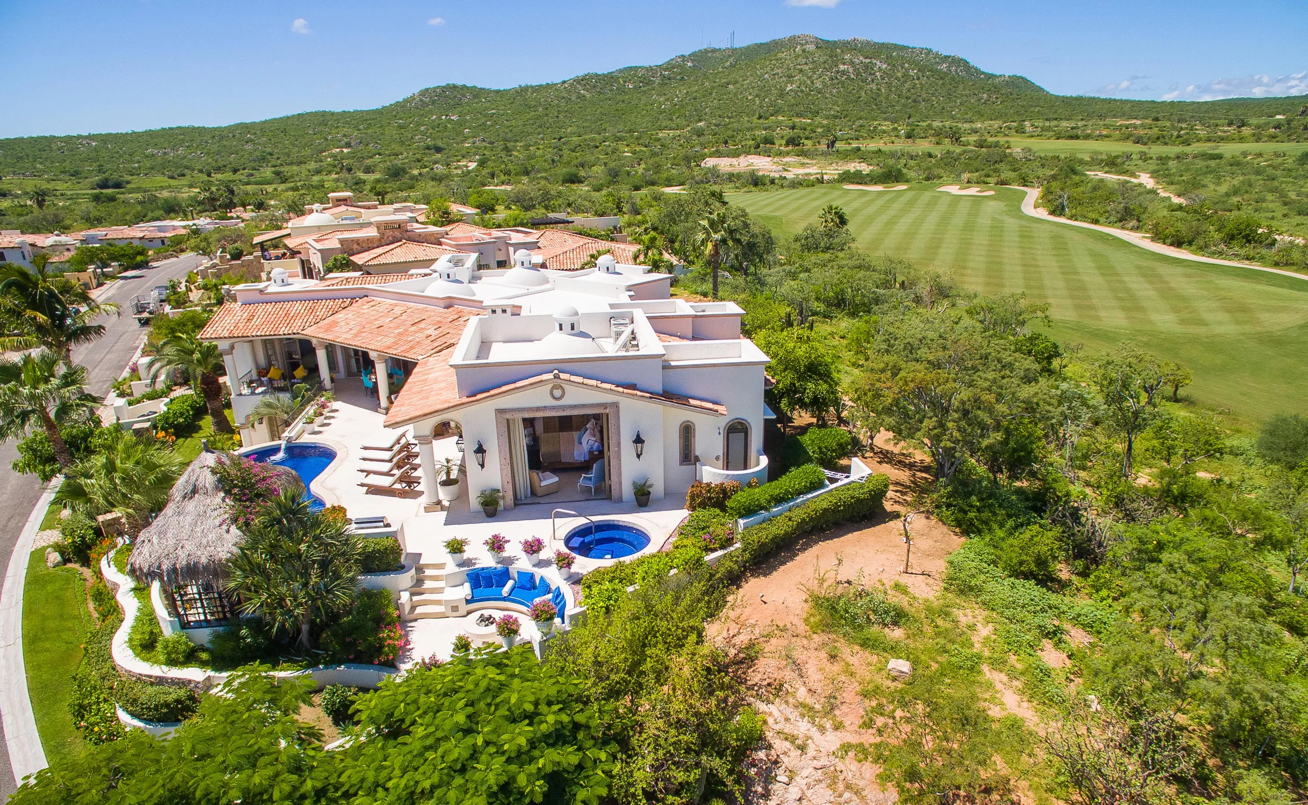 Prestige Oasis Villa with Infinity Pool, Jacuzzi, and Prime Ocean-View — photograph 3