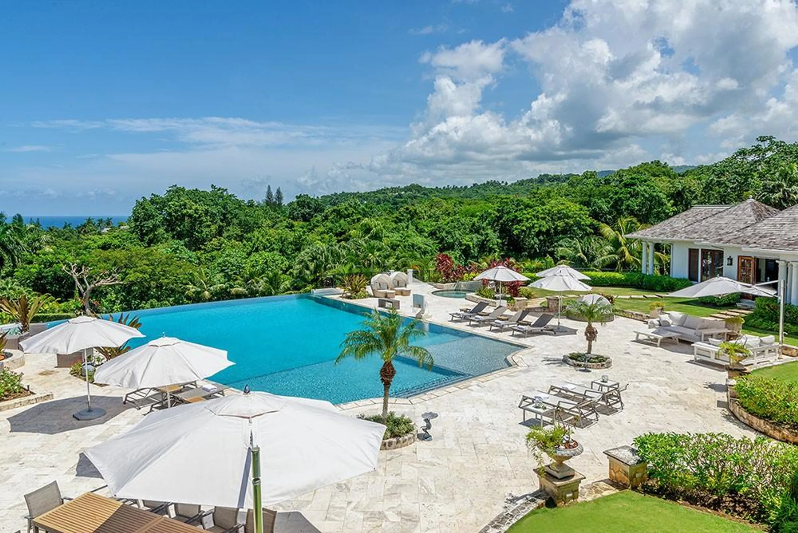 Stunning Sandy Bay Estate with Infinity Pool and Stunning Ocean Views — photograph 5