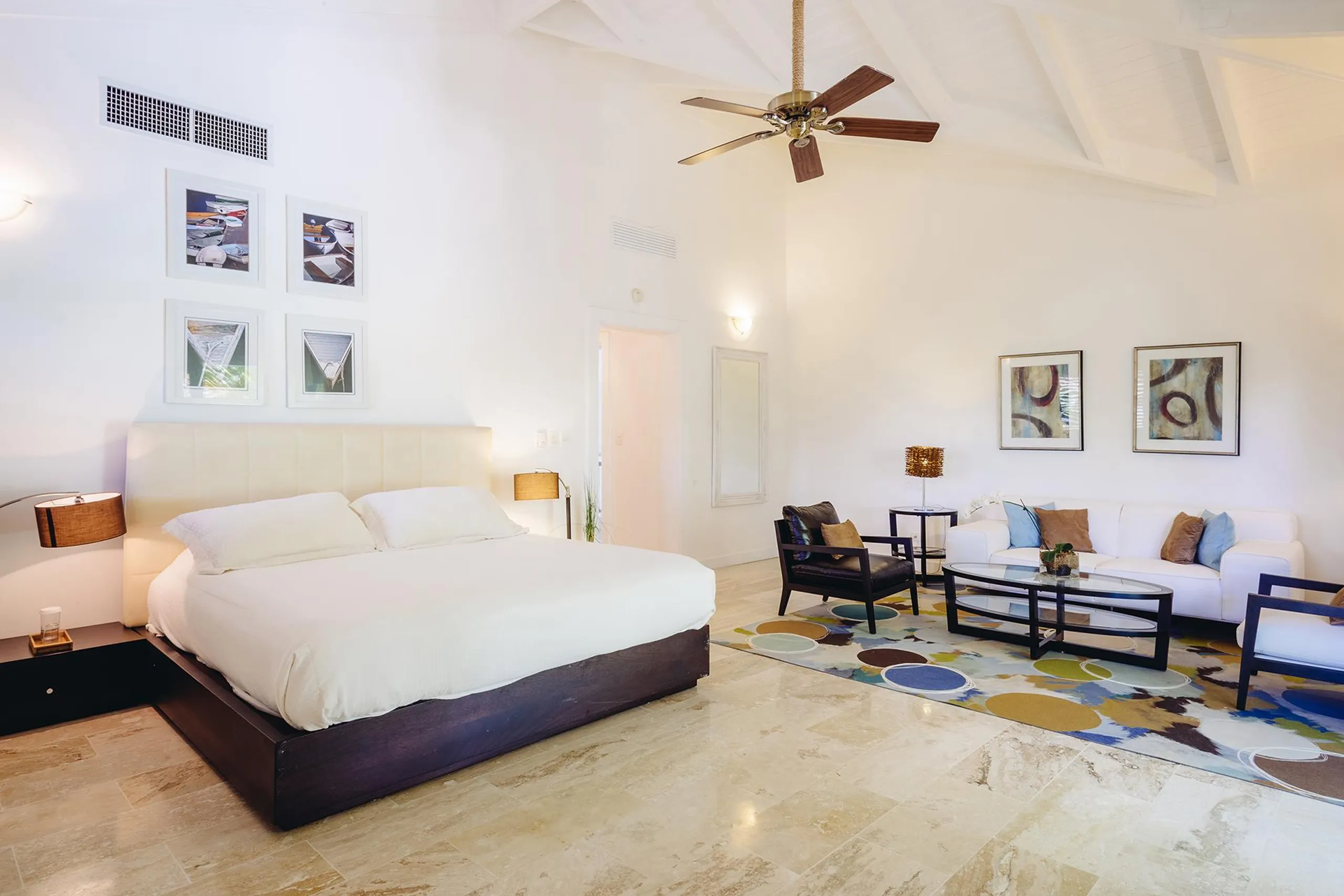 Contemporary Caribbean Retreat with Lush Gardens and Golf Course Views — photograph 11