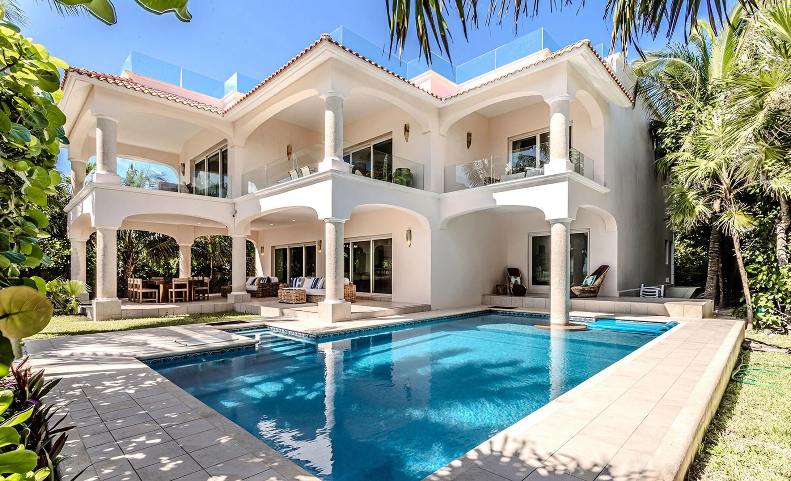 Rustic-Chic Oceanfront Villa with Pool Tables, Jacuzzi, and Direct Beach Access, Puerto Morelos