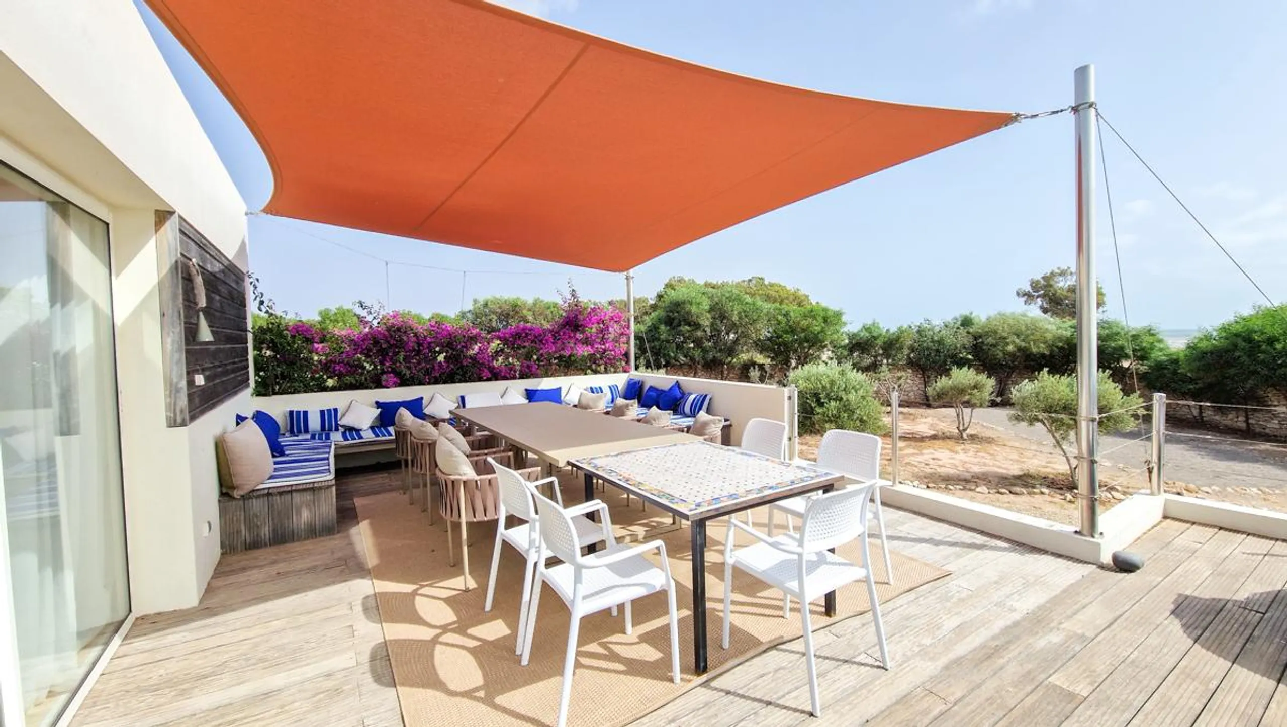 Deluxe Contemporary Villa with Private Pool and Sea Views — photograph 8
